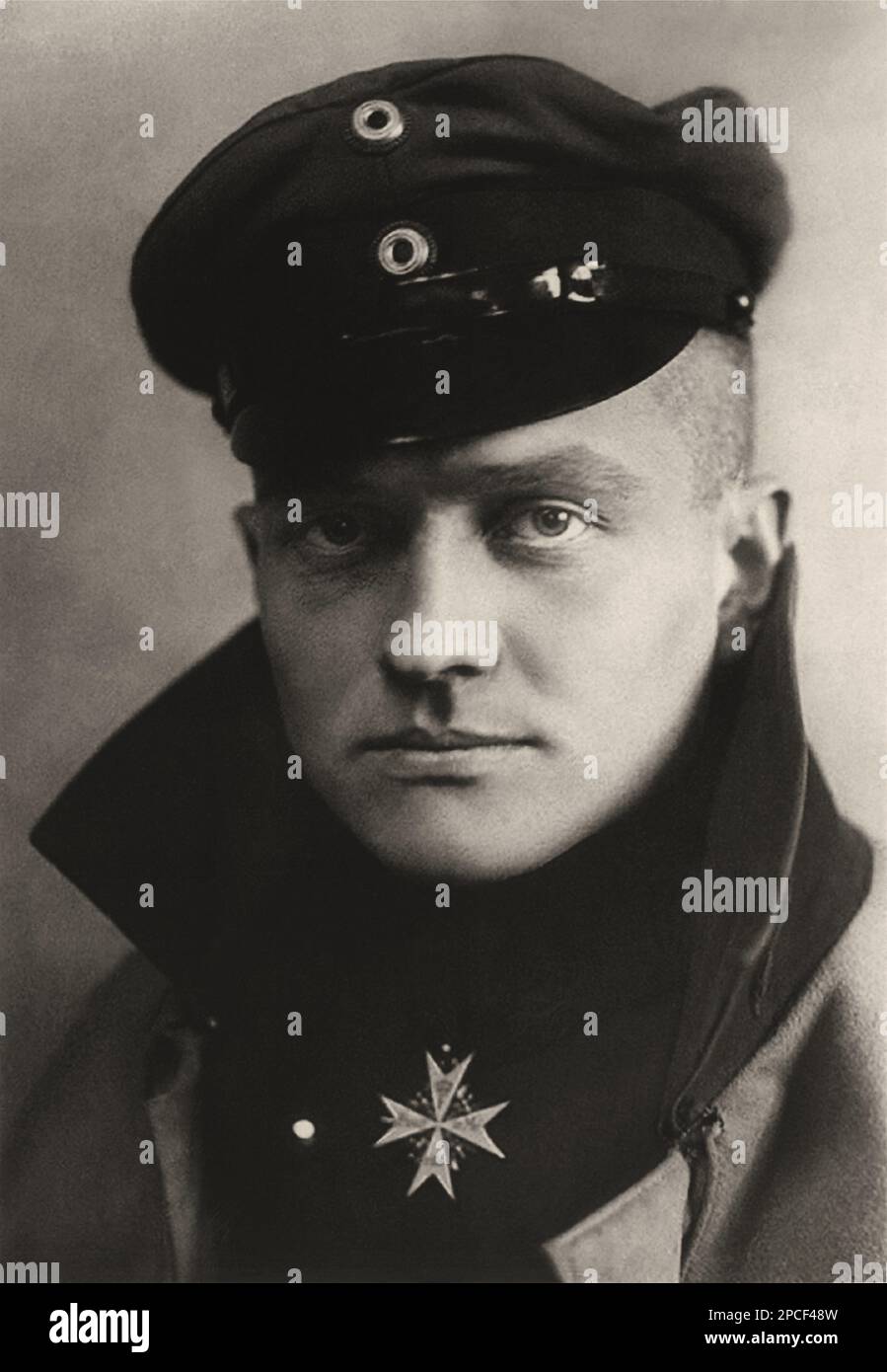 1917 ca , GERMANY :  The  celebrate aviator German fighter pilot known as the RED BARON , the Baron Freiherr  MANFRED von RICHTHOFEN ( 1892 - 1918 ). He was the most successful flying ace of World War I, being officially credited with 80 confirmed air combat victories.  - foto storiche - foto storica  - profilo - profile - medals - medaglie - collar - colletto - HISTORY - portrait - ritratto  - ITALIA   - WORLD WAR 1 - PRIMA GUERRA MONDIALE - WWI - Great War - ASSO DELL' ARIA - AVIATORE - AVIAZIONE - AIR FORCE -  divisa uniforme militare - military uniform  - hat - cappello - Eroe di Guerra - Stock Photo