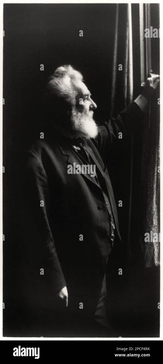 1902 , USA : The american  telephone  inventor ALEXANDER GRAHAM BELL ( 1847 - 1922 ).  - foto storiche - foto storica  - scienziato - scientist  - portrait - ritratto  - HISTORY - TELEFONIA - INVENTORE DEL TELEFONO - phone - beard - barba - SCIENZIATO - SCIENTIST - profilo - profile - uomo anziano vecchio - ancient older man -----  Archivio GBB Stock Photo