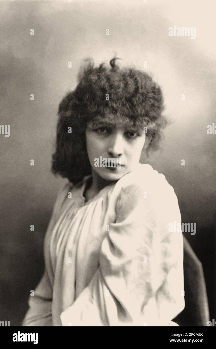 1884 , Paris , FRANCE  :  The french most celebrated theatre actress SARAH BERNHARDT  ( 1844 - 1923 ) in MACBETH by William SHAKESPEARE , portrait by Paul NADAR , Paris   - attrice - TEATRO - THEATER - THEATRE - DIVA - DIVINA - VAMP  - ART NOUVEAU - THEATRE  - BELLE EPOQUE - HISTORY   -----  Archivio GBB Stock Photo