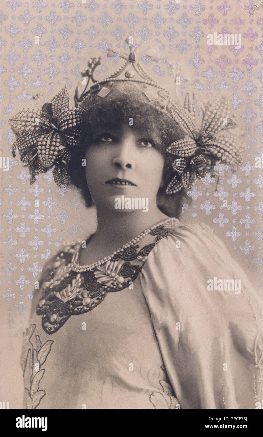 1894 ca , FRANCE :  The french most celebrated theatre actress SARAH BERNHARDT  ( 1844 - 1923 ) in  IZEIL by A. Silvestre et E. Morand . Photo by REUTLINGER , Paris   - attrice - TEATRO - THEATER - DIVA - DIVINA - VAMP  - ART NOUVEAU - THEATRE  - BELLE EPOQUE - pearls - perla - perle - crown - corona - necklace - collana - bijoux - jewellery - jewels - gioiello - gioielli - costume di scena  -----  Archivio GBB Stock Photo
