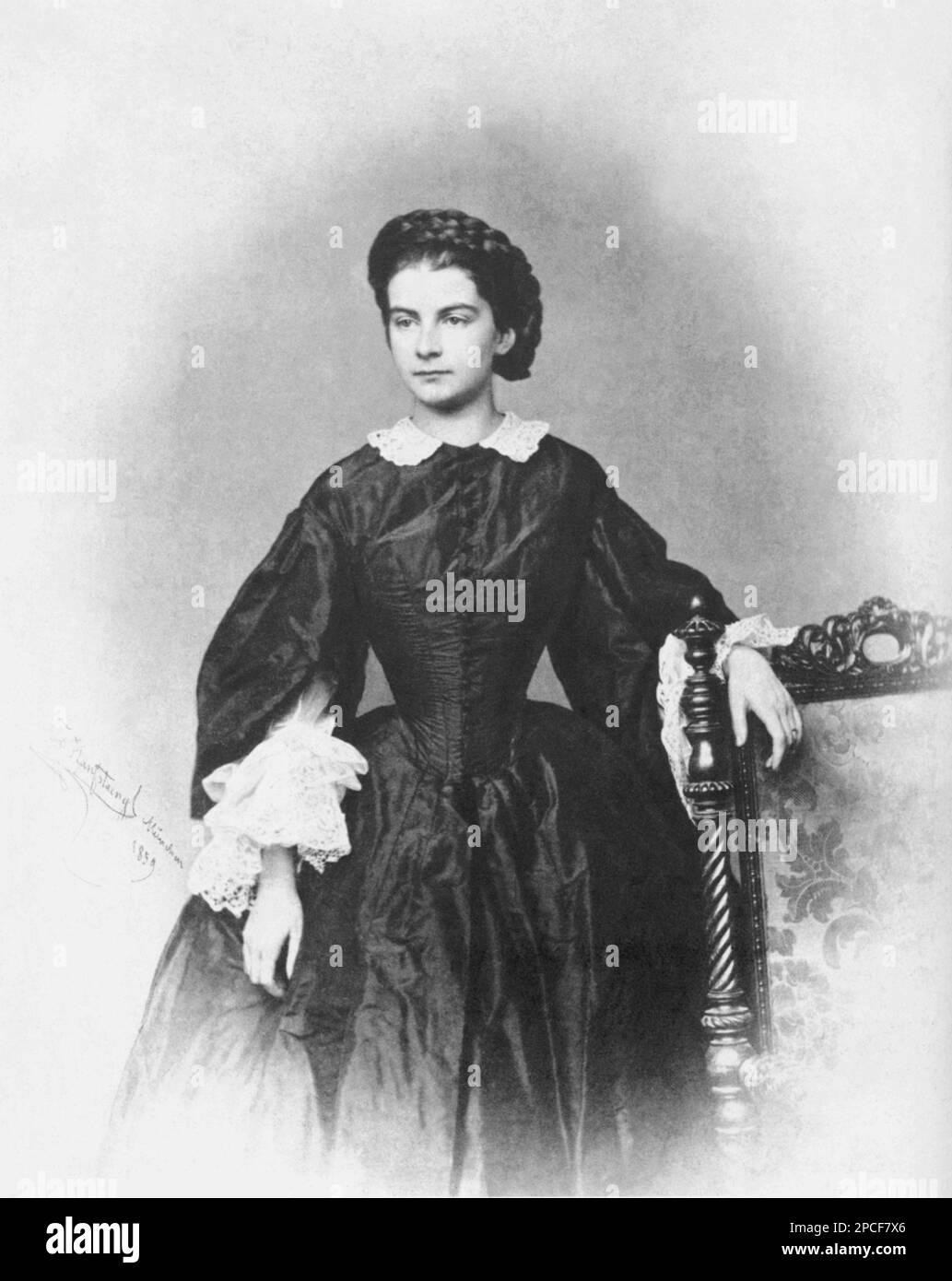 1859 , BAVIERA , GERMANY : The future Queen MARIA SOFIA delle DUE SICILIE ( Maria Sophia Duchess of Baviera , Possenhofen 1841 - Munchen 1925 ) just few time before her marriage . Photo by Franz Hanfstaengl (1804-1877), Munich . Daughter of Duke Maximillian Josef and Ludovica Principess of Baviera. ). Married in 1859 with to FRANCESCO II ( “Franceschiello” , Napoli  1836 -  Arco  1894 ) the King RE DELLE DUE SICILIE , son of FERDINANDO II the  King RE DI NAPOLI e DELLE DUE SICILIE ( Palermo 1810 - Caserta 1859 ) and Maria Cristina di Savoia ( Cagliari 1812 - Caserta 1836), daughter of  Vittori Stock Photo