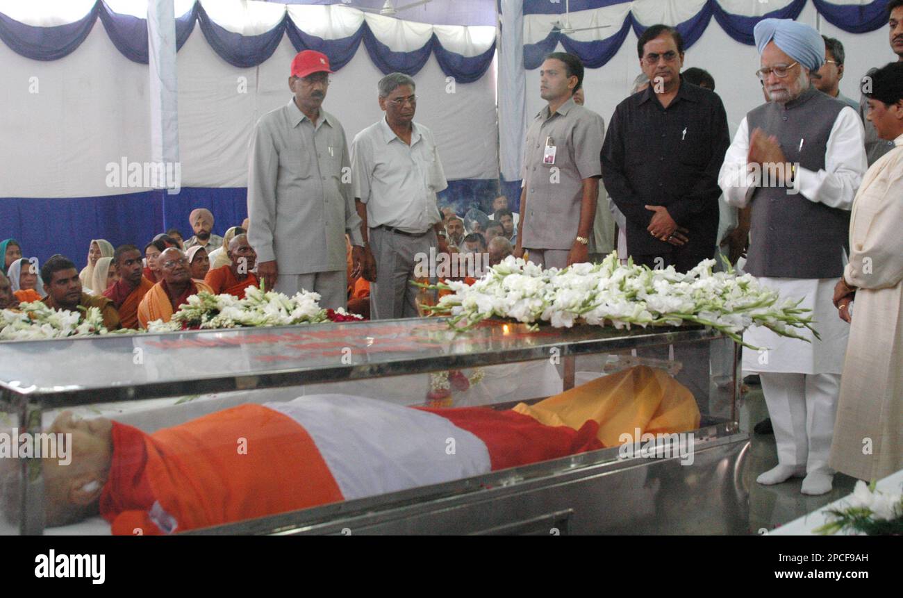 Indian Prime Minister Manmohan Singh, second right, pays last respects to the body of Kanshi Ram as Bahujan Samaj Party President Mayawati, extreme rights look on in New Delhi, Monday, Oct.9, 2006. Kanshi Ram, the founder of India's most powerful lower caste party, died of a heart attack Monday. He was 72. ( AP Photo) Stock Photo