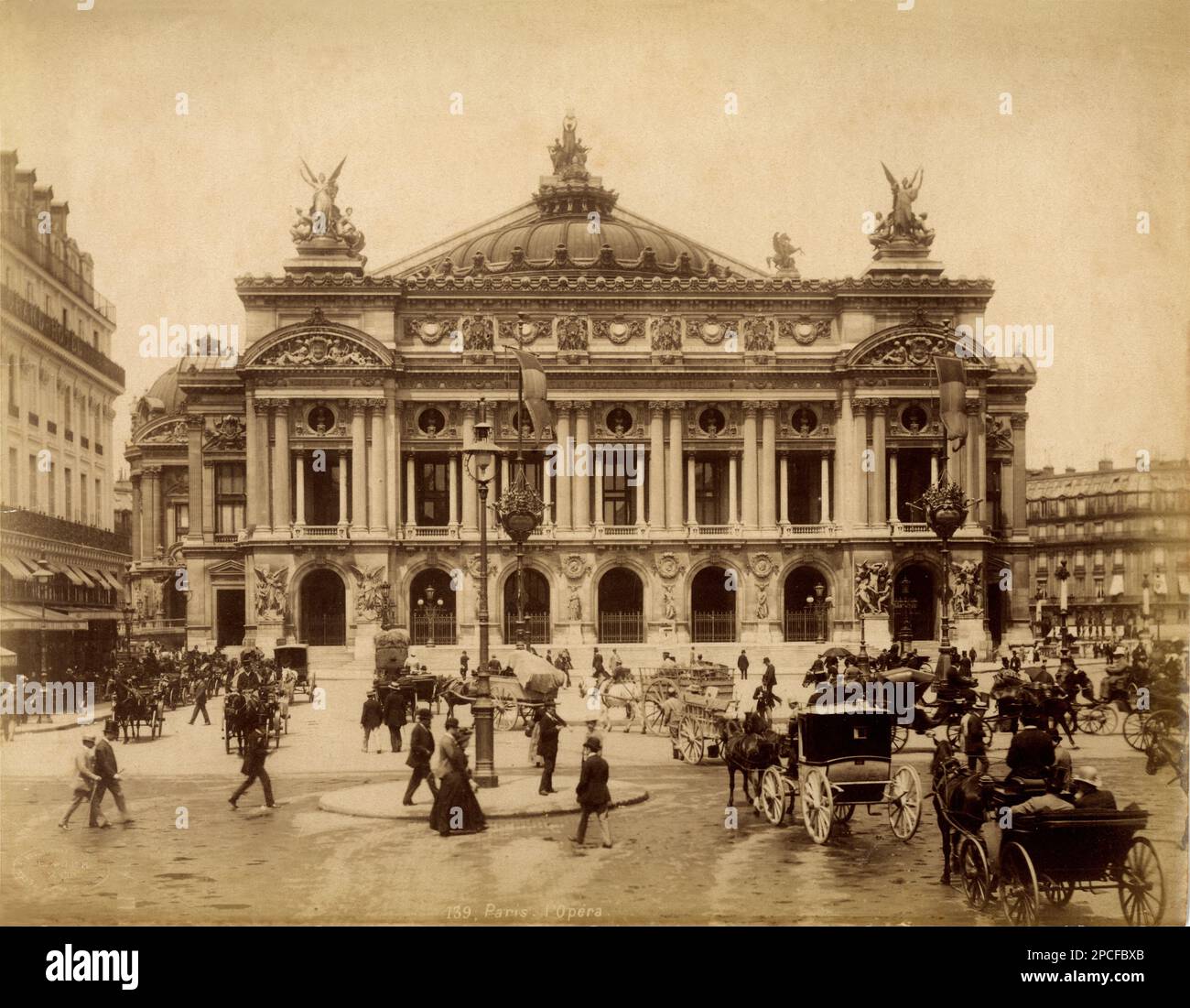 1885 ca, PARIS , FRANCE  : The OPERA  Theatre ( Academie Nationale de Musique ) . Photo by J. KUHN , Paris - PARIGI - FRANCIA - FOTO STORICHE - HISTORY PHOTOS  -    - architettura - architecture - GEOGRAFIA - GEOGRAPHY - BELLE EPOQUE - OMNIBUS a cavalli - FRANCIA - carriages - carrozza - carrozze - BELLE EPOQUE - traffico stradale - TEATRO -----  Archivio GBB Stock Photo