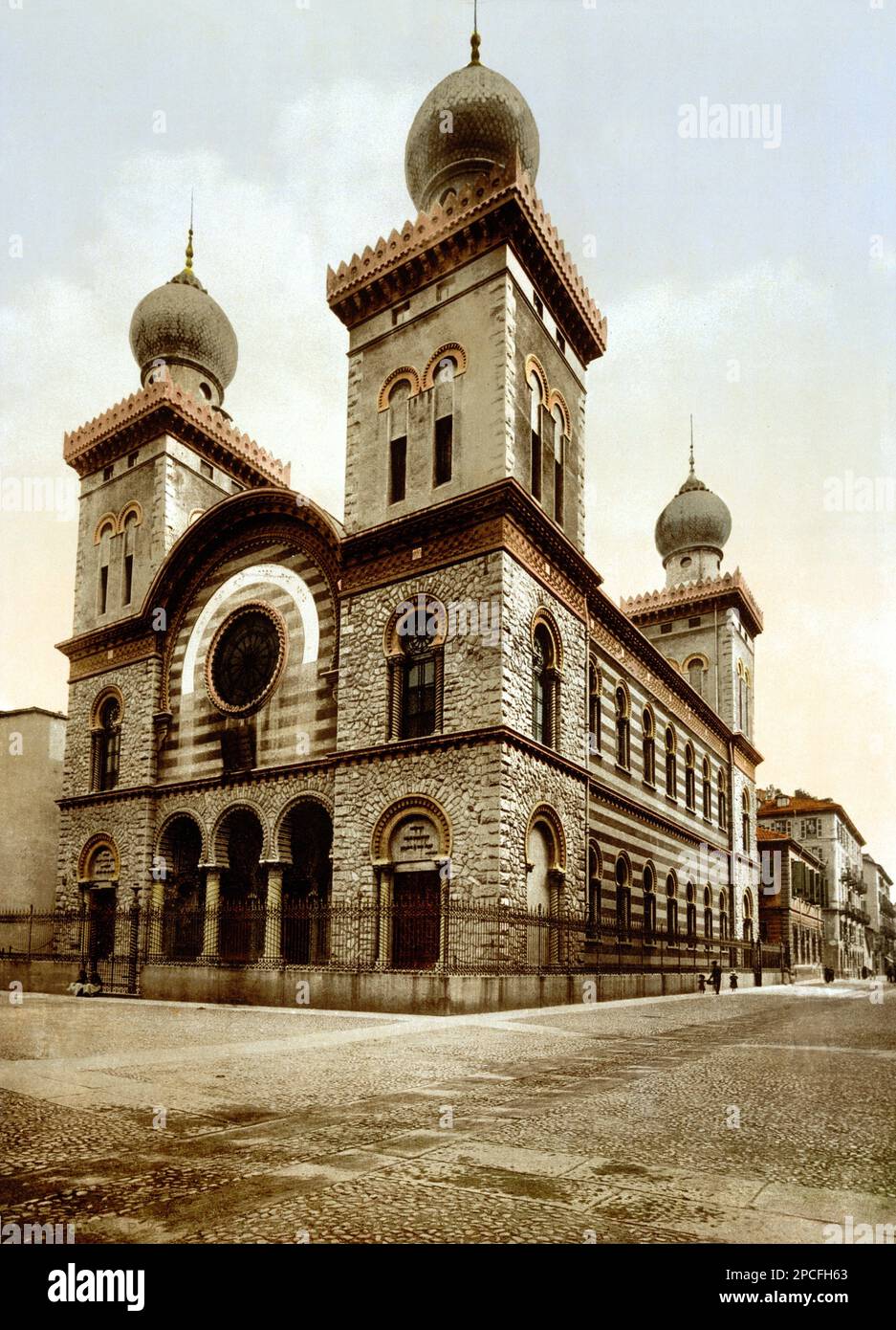 1900  ca. , TORINO,  ITALY :  The Synagogue ( today Via San Pio V , 12 ) , architecture by Enrico Petiti . Built in 1884 , destrojed by bombs in 1942 and rebuilt in 1949 . Photochrome print colors edited by Detroit Publishing Co. , USA - ITALIA -   - GEOGRAPHY - GEOGRAFIA - FOTO STORICHE - HISTORY - HISTORICAL - sinagoga - ebrei - JEWISH - questione ebraica - ebraismo - TURIN - TEMPIO ISRAELISTICO - ARCHITETTURA - ARCHITECTURE - RELIGIONE EBRAICO - RELIGION  - TURIN  - PIEMONTE -  ITALIA - FOTO STORICHE - HISTORY - GEOGRAFIA - GEOGRAPHY  - ARCHITETTURA - ARCHITECTURE  -   -   JEWISH TEMPLE  - Stock Photo