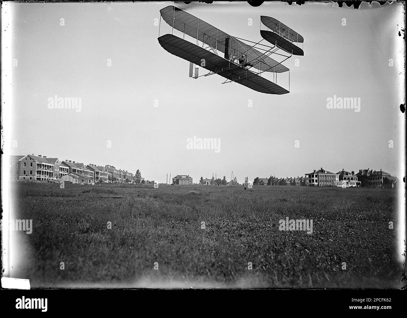 1908 , september, USA : The Wright Aeroplane , Ft. Myer, VA. Orville Wright ( Dayton, 1871 - 1948 ) in plane . -   - VOLO - FLY - PIONIERI DELL' AVIAZIONE - AEROPLANO MONOPOSTO - PLANE - BIPLANE - BIPLANO - FOTO STORICHE - HISTORY - HISTORICAL - RECORD  - AVIATORE - AVIAZIONE - AVIATOR - AVIATION - FRATELLI WRIGHT - VOLO - FLY -----  Archivio GBB Stock Photo