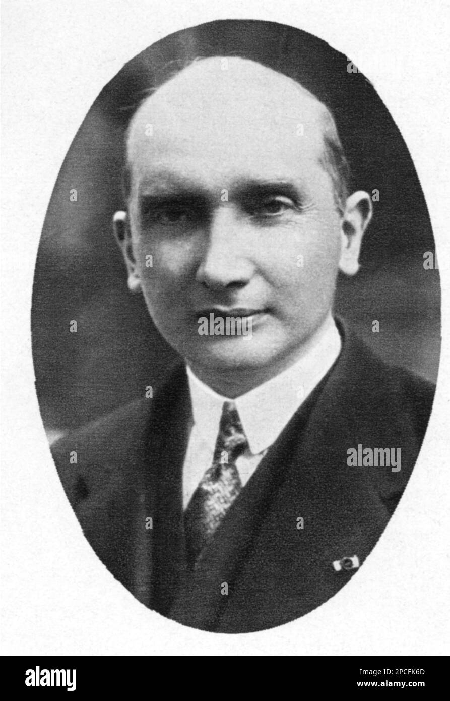 1928 : AUGUST ZALESKI ( ZALEWSKI , 1883 – 1972 ) was a Polish economist , politician and diplomat . Twice Minister of Foreign Affairs of the Republic of Poland, he served as the President of Poland within the Polish Government in Exile .   - POLITICO - POLITICA - POLITIC  - foto storiche - foto storica - portrait - ritratto - HISTORY - POLAND - POLONIA - collar - colletto - tie - cravatta  -----  Archivio GBB Stock Photo