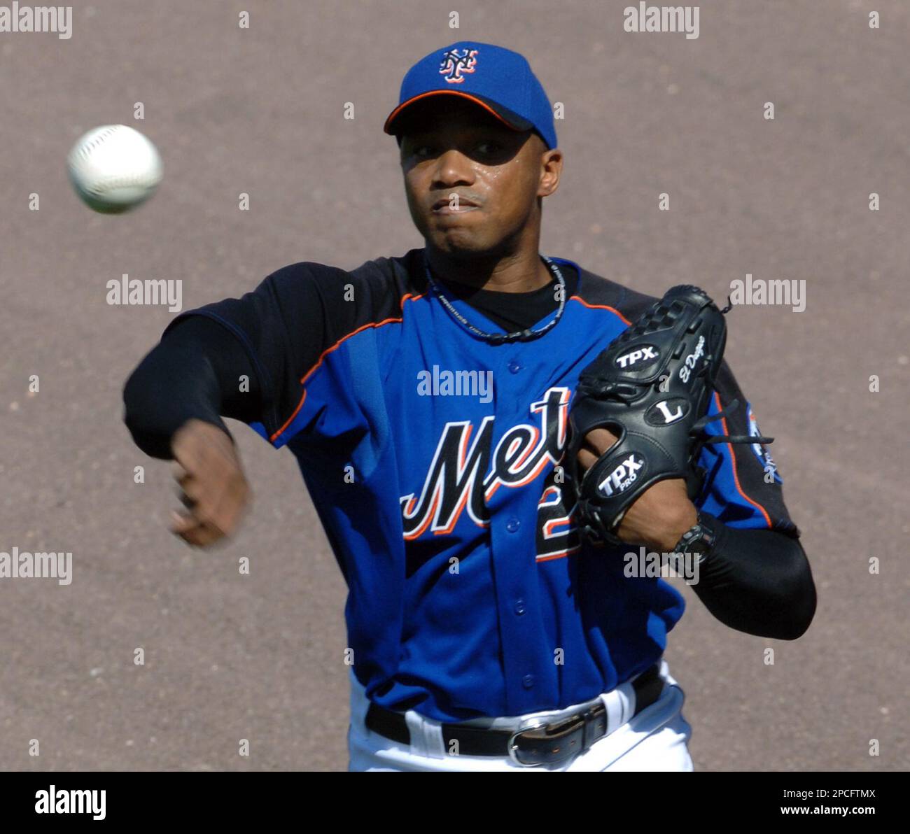 Orlando El Duque Hernandez throws during the Mets' workout one day before  their National League Division Series opener against the Los Angeles  Dodgers at Shea Stadium in New York, Tuesday, Oct. 3