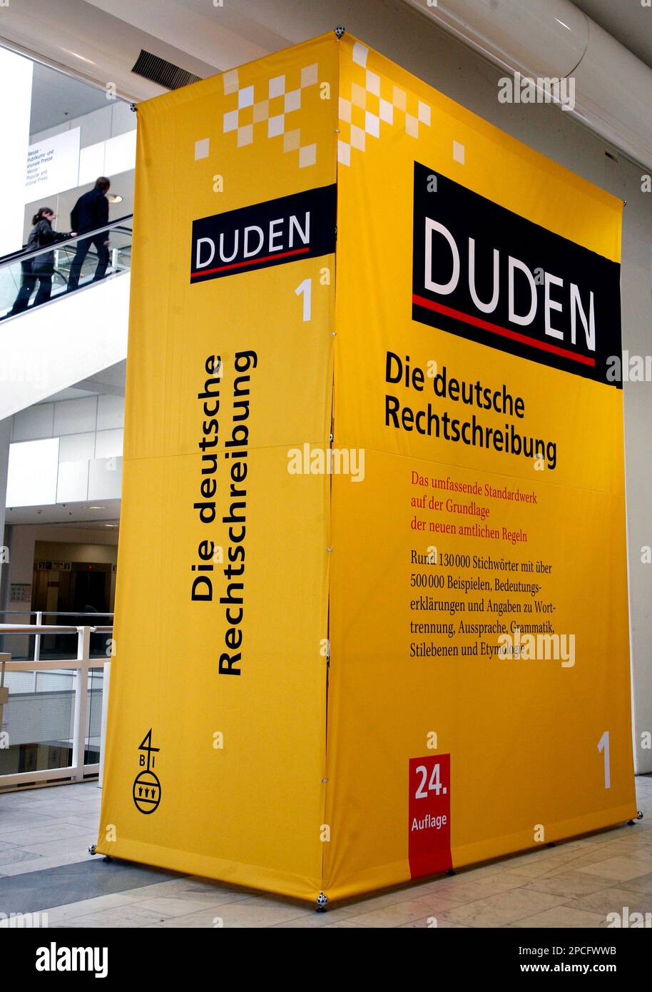 Ein ueberdimensionales Modell des Dudens steht in einer der Hallen auf