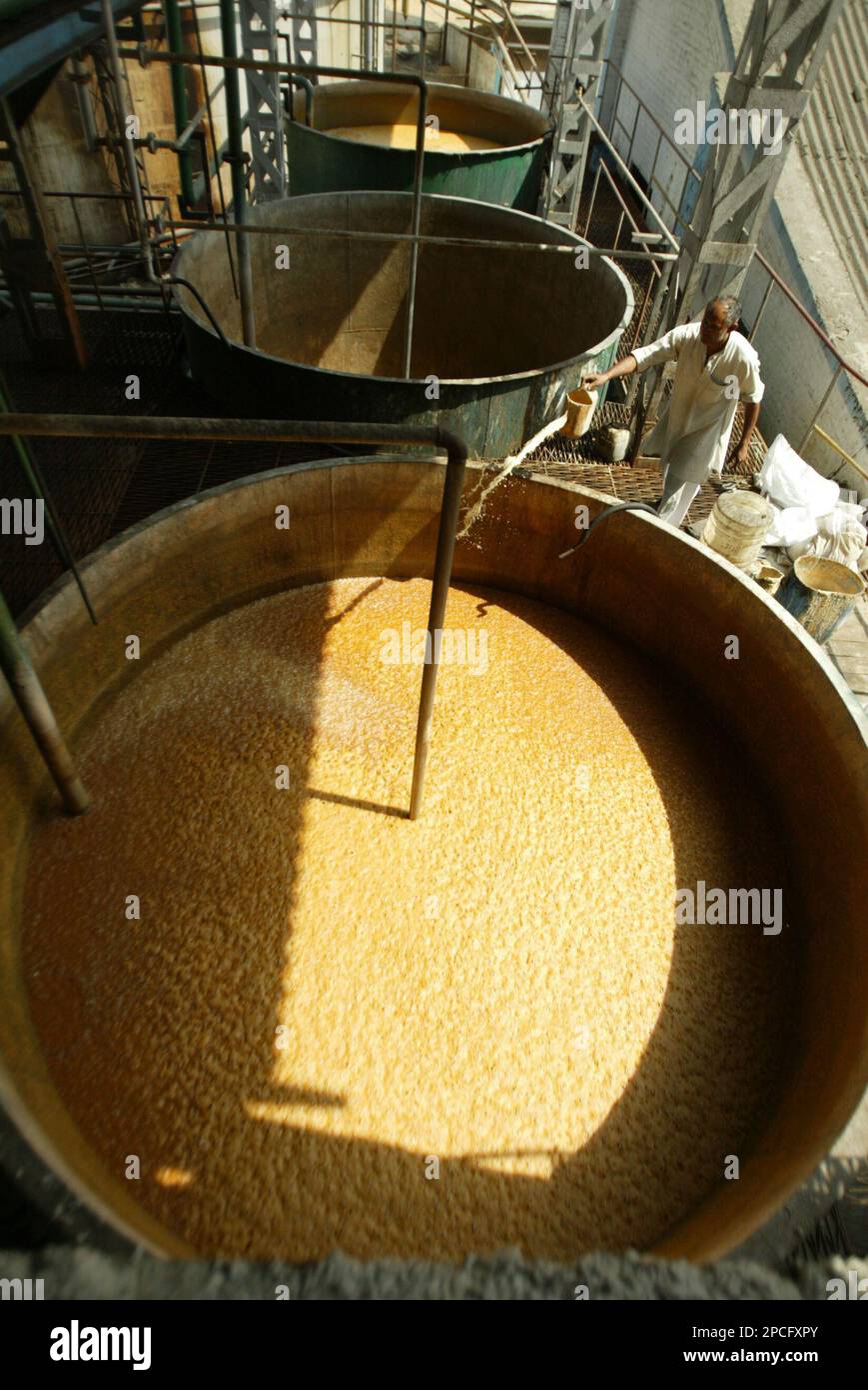 ** ADVANCE FOR WEEKEND EDITIONS, OCT. 21-22 ** FILE ** A worker pours ...