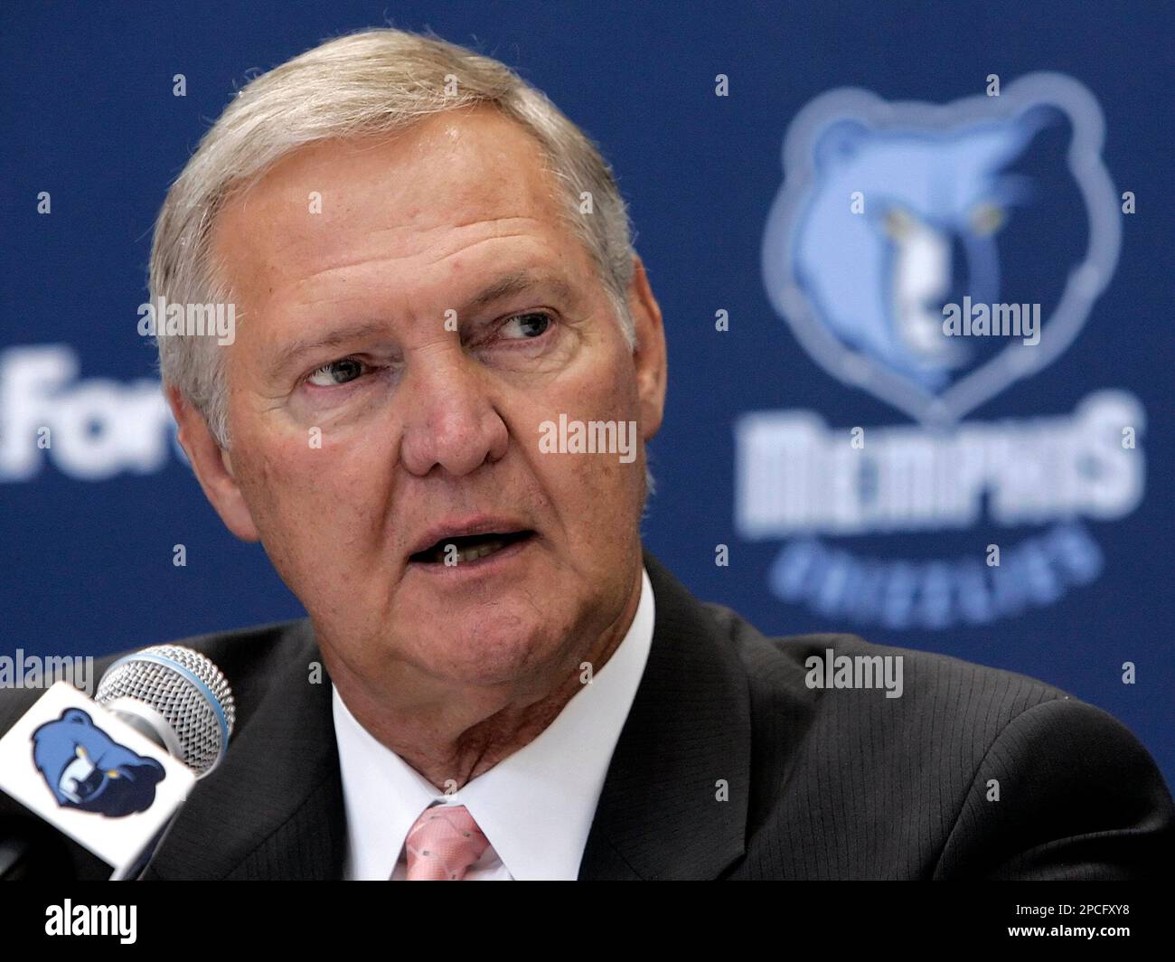 Jerry West, president of basketball operations for the Memphis Grizzlies,  talks about the team during media day in Memphis, Tenn. on Monday, Oct. 2,  2006. (AP Photo/ Mark Humphrey Stock Photo - Alamy