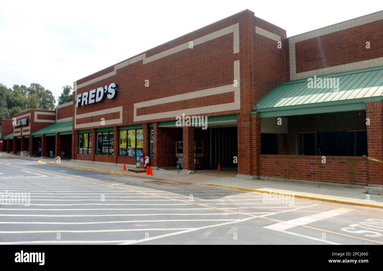 A former WinnDixie store, now a Fred's discount store on left and an Aldi discount grocery