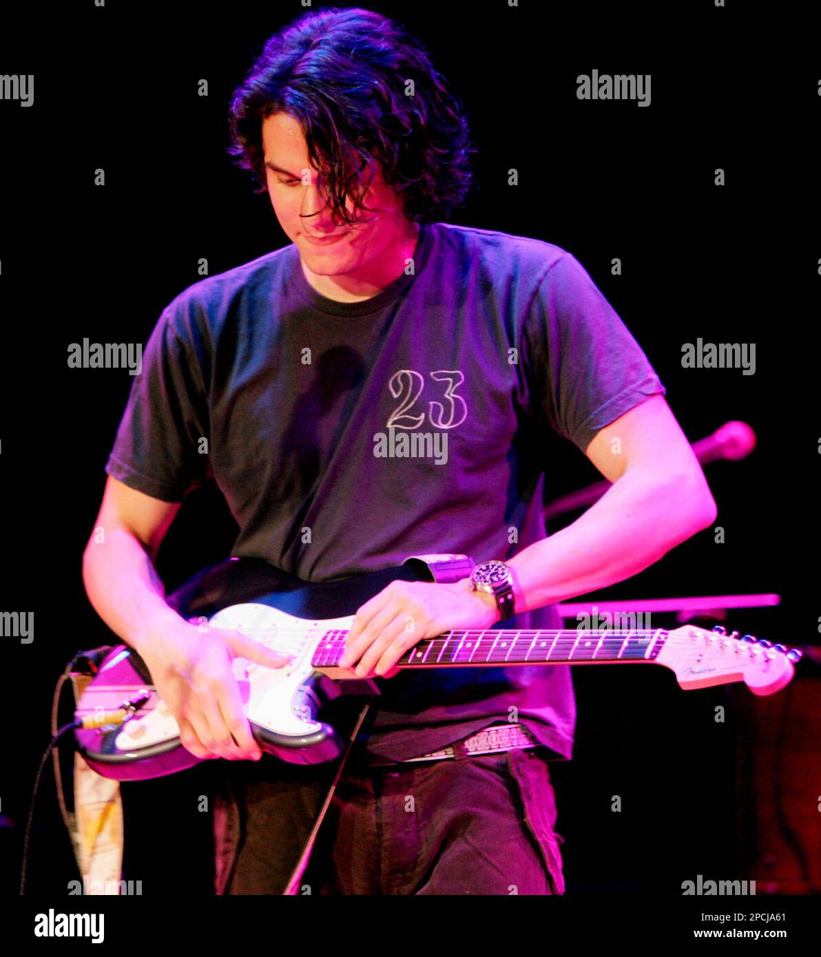 Singer John Mayer improvises after having guitar strap problems as