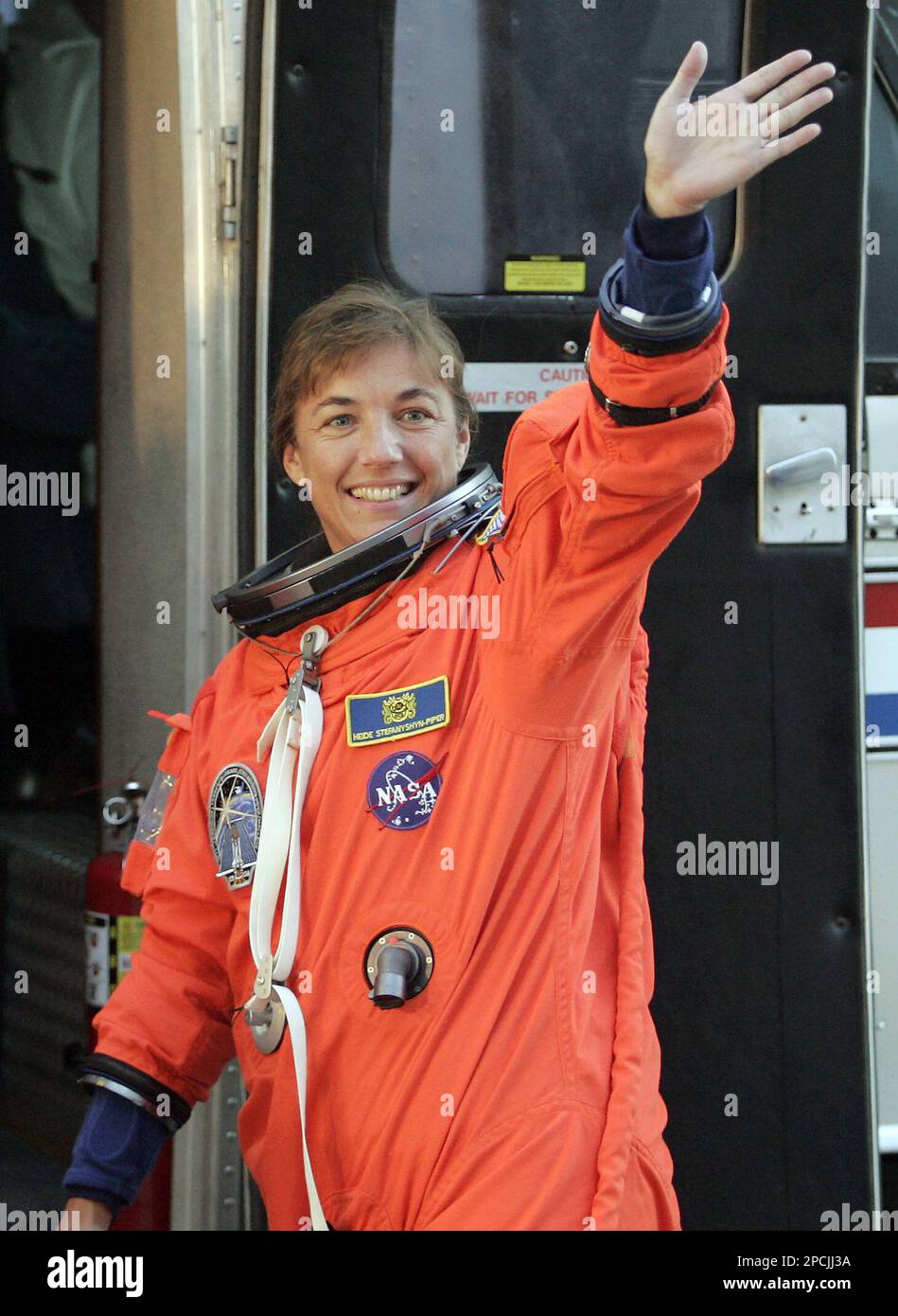 https://c8.alamy.com/comp/2PCJJ3A/sts-115-mission-specialist-heidemarie-stefanyshyn-piper-waves-as-she-exits-the-operations-and-checkout-building-at-the-kennedy-space-center-in-cape-canaveral-fla-saturday-sept-9-2006-nasa-officials-are-hoping-for-a-successful-launch-of-the-space-shuttle-atlantis-after-several-delays-because-of-mechanical-problems-ap-phototerry-renna-2PCJJ3A.jpg