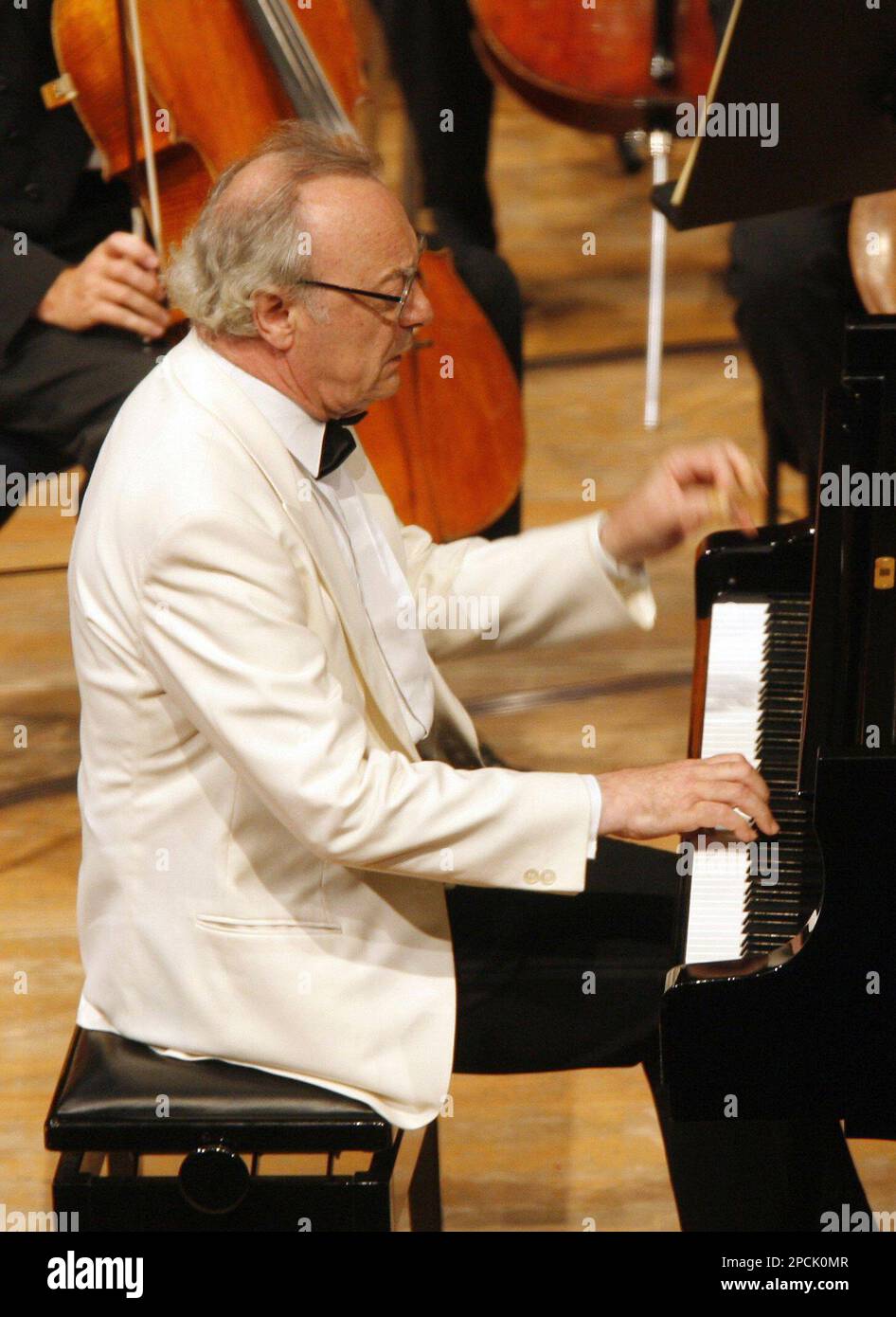 Austrian pianist Alfred Brendel performs at the piano with the dutch  Koninklijk Concertgebouworkest orchestra at the Lucerne Festival, on  Tuesday September 5, 2006 in Lucerne. (KEYSTONE/Urs Flueeler) Der Pianist  Alfred Brendel bei