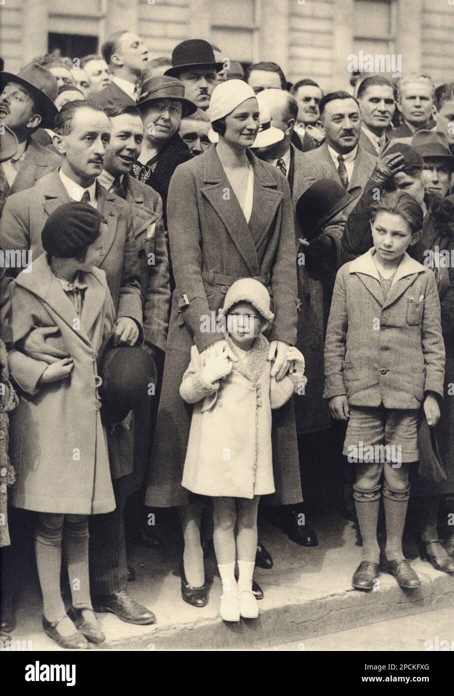1932 , april , BRUXELLES , Belgium : The Queen ASTRID of BELGIUM ( born princesse of Sweden , 1905 - 1935 ), married to King LEOPOLD III of Belgians   SAXE COBURG GOTHA ( 1901 - 1983 ), with the daughter JOSEPHINE-CHARLOTTE ( 11 october 1927 - 10 january 2005 ) future Grand Duchesse of LUXEMBURG , married in 1953 with Prince Jean of Nassau Prince of Bourbon-Parma Grand Duke of Luxemburg . In this photo during a military parade wanted to see the prince Leopold  with the military calvary troups into the crowds of normal people and children . Photo by G. Van Parys , Bruxelles  - House of BRABANT Stock Photo