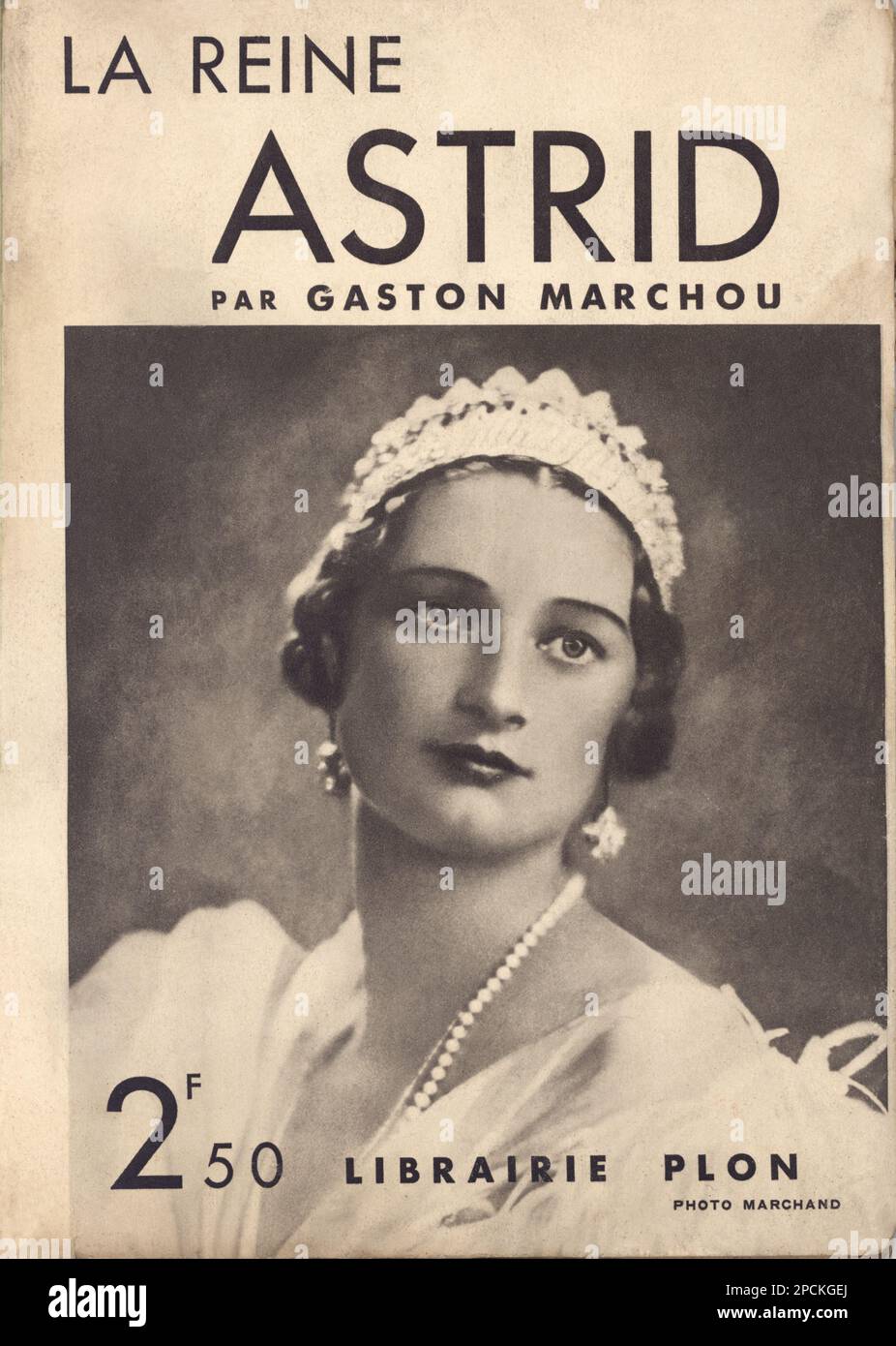 1935 , BELGIUM : The Queen ASTRID of BELGIUM ( born princesse of Sweden , 1905 - 1935 ), married to King LEOPOLD III of Belgians   SAXE COBURG GOTHA ( 1901 - 1983 ). Istant book after the death of Astrid in a car accident by Gaston Marchou , Librairie Plon , 1935 - House of BRABANT - BRABANTE - royalty - nobili - nobiltà - principessa reale - BELGIO - portrait - ritratto -  libro - book - cover - copertina - SVEZIA - HISTORY - FOTO STORICHE - crown - corona - diadema - pearls necklace - collana di perle  ----  Archivio GBB Stock Photo