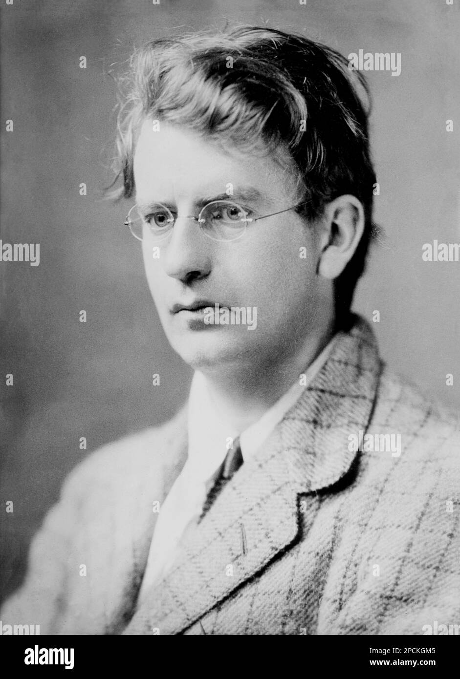 1920 ca , GREAT BRITAIN : The scotish engineer and inventor of the world's first working television system, also the world's first fully electronic colour television broadcast JOHN LOGIE BAIRD (  1888 -  1946 ). Although Baird's electromechanical system was eventually displaced by purely electronic systems (such as those of Vladimir Zworykin and Philo Farnsworth ), his early successes demonstrating working television broadcasts and his colour and cinema television work earn him a prominent place in television's invention . - foto storiche - foto storica  - scienziato - scientist  - portrait - Stock Photo