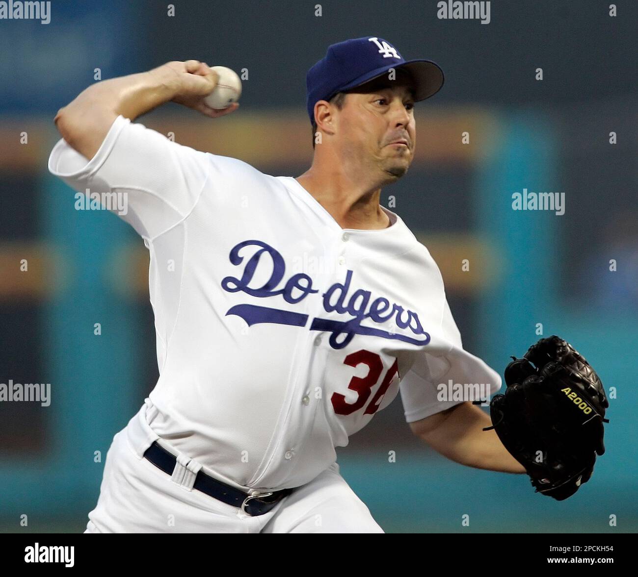 Los Angeles Dodgers' Greg Maddux pitches against the Cincinnati Reds during  the first inning of a baseball game in Los Angeles on Wednesday, Aug. 30,  2006.(AP Photo/Francis Specker Stock Photo - Alamy