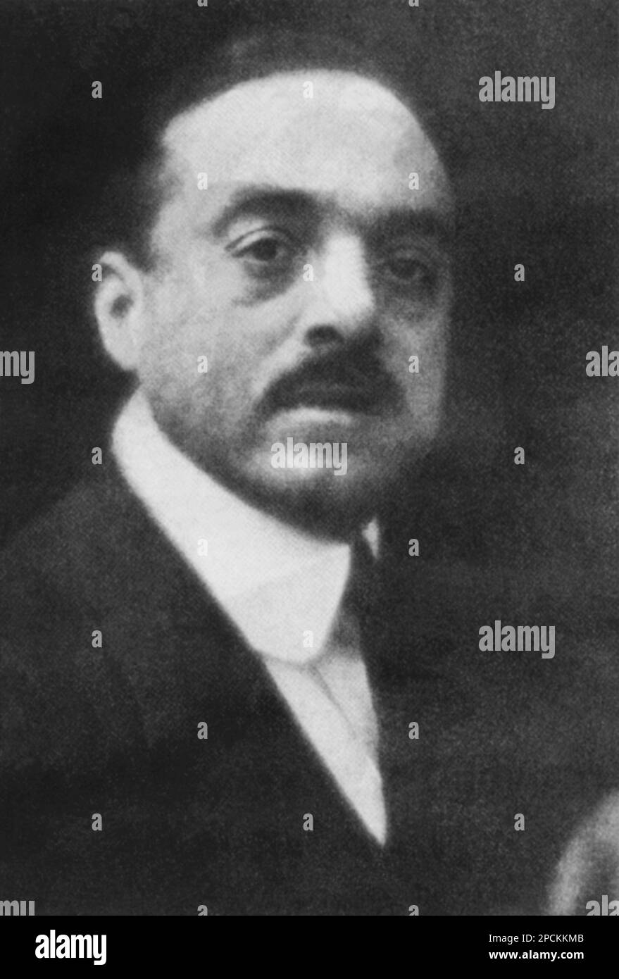 1915 ca , Milano , ITALY : The italian Avantgarde artist CARLO Carrà  ( 1881 - 1966 )  - FUTURISM - FUTURISTA - FUTURIST - STORIA DELL' ARTE  - ARTS - AVANGUARDIA  - portrait - ritratto - baffi - CARRA' - moustache ----  Archivio GBB Stock Photo