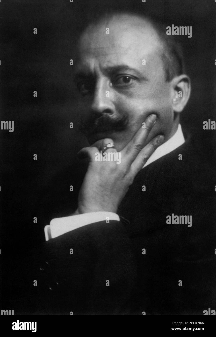 1913 , Milano , ITALY : The italian Avantgarde artist FILIPPO TOMMASO MARINETTI ( 1876 - 1944 ), photo by Emilio Sommariva  - FUTURISM - FUTURISTA - FUTURIST -  ARTE  - ARTS - TEATRO - THEATER - AVANGUARDIA  - portrait - ritratto - baffi - moustache - anello - ring - thinker - pensatore - LETTERATURA - LITERATURE  --- Archivio GBB Stock Photo
