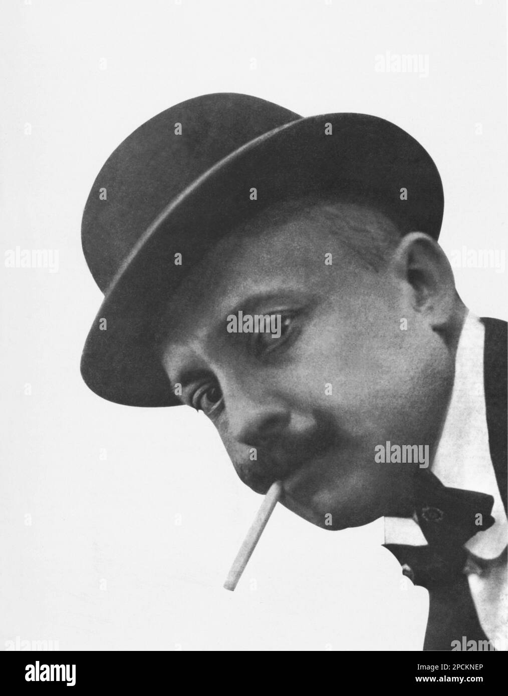 1915 , ITALY : The italian Avantgarde artist FILIPPO TOMMASO MARINETTI ( 1876 - 1944 ) - FUTURISM - FUTURISTA - FUTURIST -   ARTE  - ARTS - TEATRO - THEATER - AVANGUARDIA  - portrait - ritratto - baffi - moustache - derby hat - cappello a bombetta - papillon - cravatta - tie bow - sigaretta - cigarette - smoker - fumatore - LETTERATURA - LITERATURE  --- Archivio GBB Stock Photo