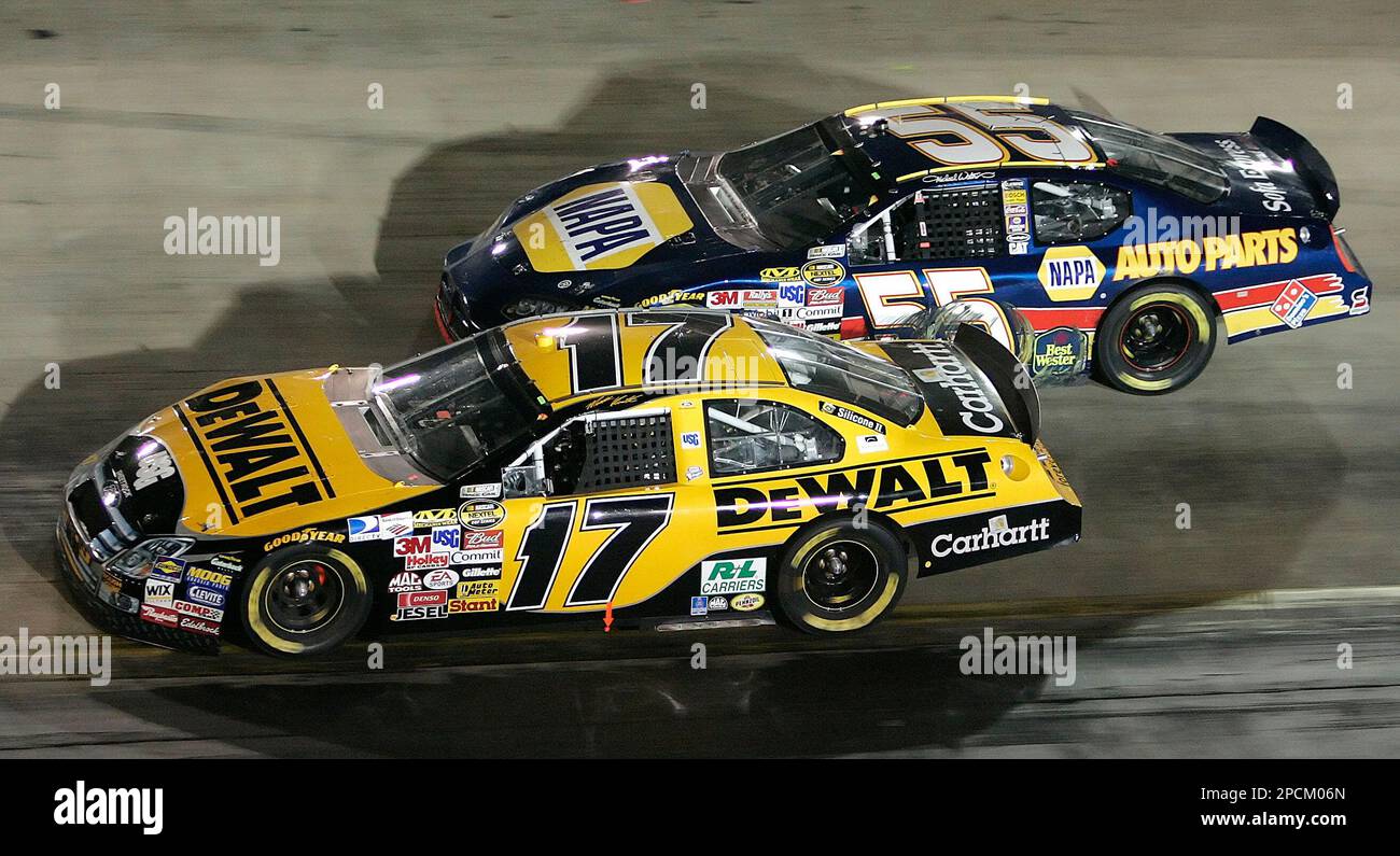 Matt Kenseth (17) passes Michael Waltrip (55) during the NASCAR Nextel