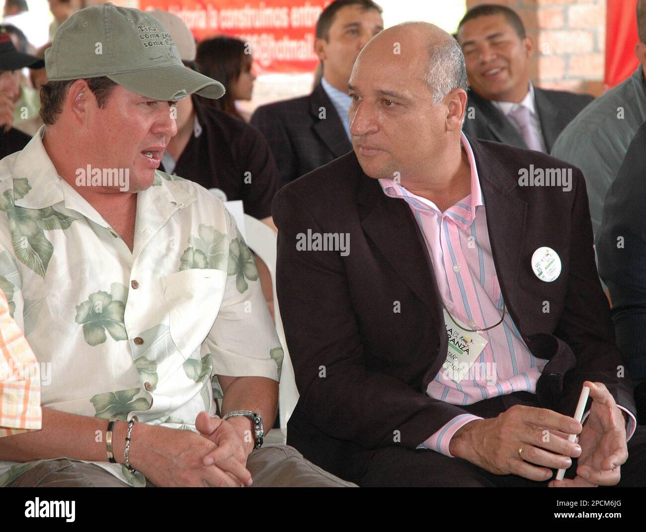 **FILE** Paramilitary leader Vicente Castano, right, speaks with Jesus ...