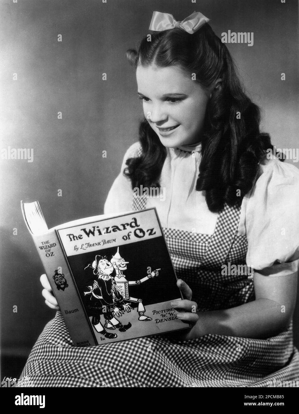 1939 , USA : The celebrated actress and singer  JUDY  GARLAND  ( 1922 - 1969 ) , pubblicity still for the movie ' The Wizard of Oz ' ( ' Il mago di Oz ' ) by Victor Fleming - MOVIE - FILM - CINEMA - book - libro - lettore - lettrice - reader - smile - sorriso ----  Archivio GBB Stock Photo