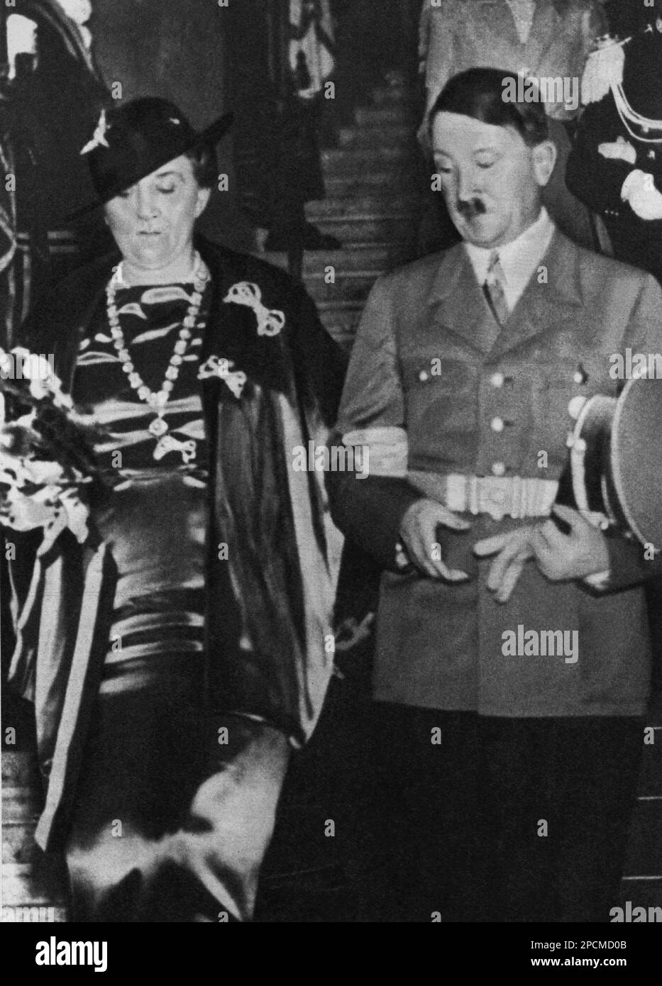 1938 , Roma , ITALY  : The german Fuhrer dictator  ADOLF HITLER ( 1889 - 1945 ) at Quirinale Palace with the italian Queen ELENA DI SAVOIA ( born Helene of MONTENEGRO ) - WWII - NAZI - NAZIST - SECONDA GUERRA MONDIALE - NAZISMO - NAZISTA - dittatore - baffi - moustache  - POLITICA - POLITICO - ritratto - portrait - REGINA  -  Savoy - reali - nobili -  nobiltà  italiana - italian nobility  ----  Archivio GBB Stock Photo