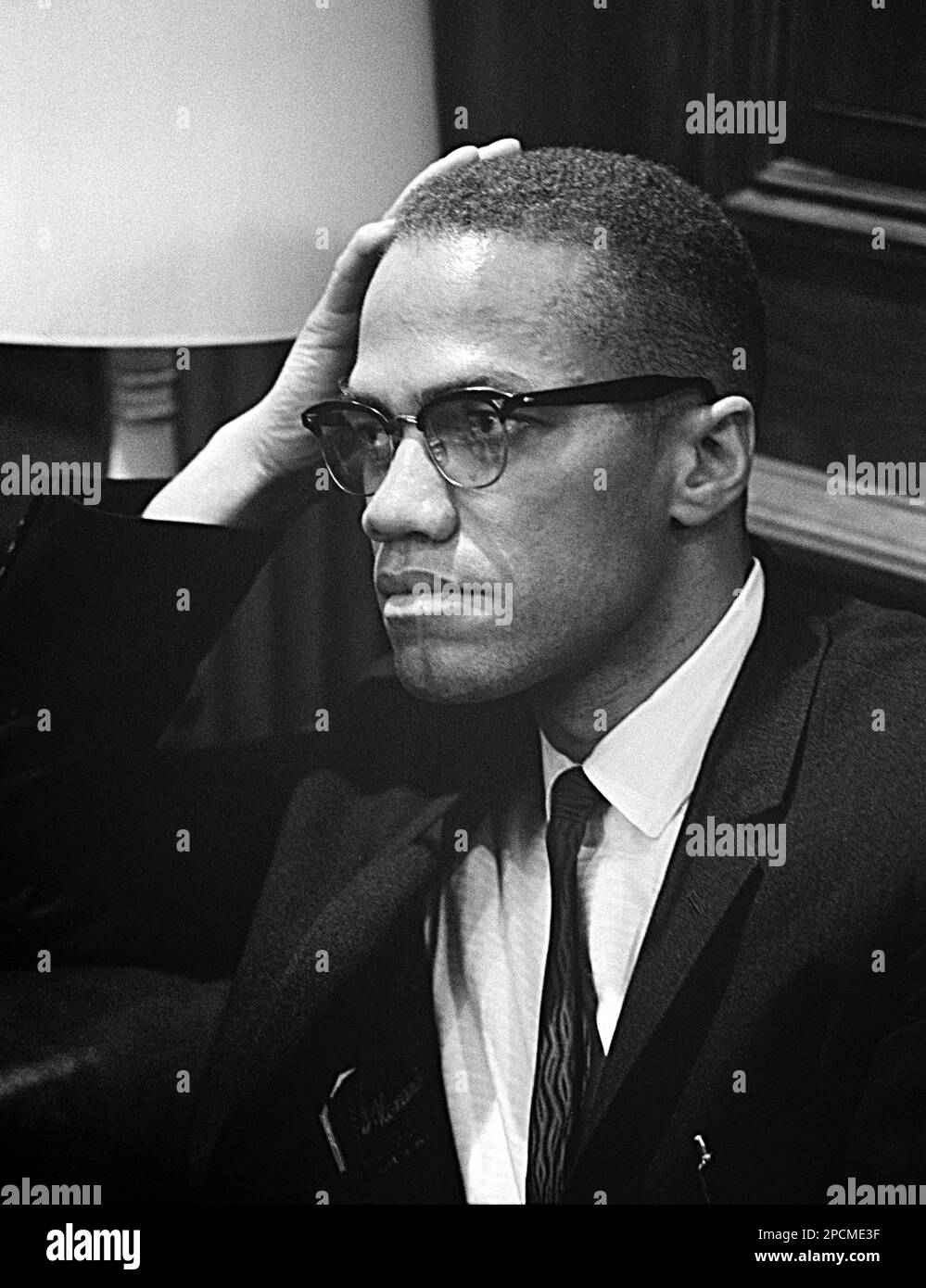 1964 , 26 march, USA: The american MALCOM X ( Malcolm Little 1925 - 1965 ) waiting for press conference to begin . Photo by Marion S. Trikosko , photographer of U.S. News & World Report - Stati Uniti -  USA - ritratto - portrait - cravatta - tie -  collar - colletto - lens - occhiali da vista  - DIRITTI CIVILI - CIVIL RIGHTS ---- NOT FOR ADVERTISING USE ---- NON PER USO PUBBLICITARIO --- NOT FOR GADGETS USE  ----  Archivio GBB Stock Photo