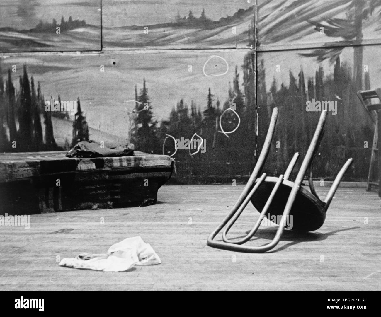 1965 , february, USA: Bullet holes in back of stage where MALCOM X ( Malcolm Little 1925 - 1965 ) was shot . Photo by Stanley Wolfson, New York World-Telegram & Sun staff photographer - Stati Uniti -  USA - assassinio - scena luogo del delitto - omicidio - assassination - DIRITTI CIVILI - CIVIL RIGHTS   ----  Archivio GBB Stock Photo