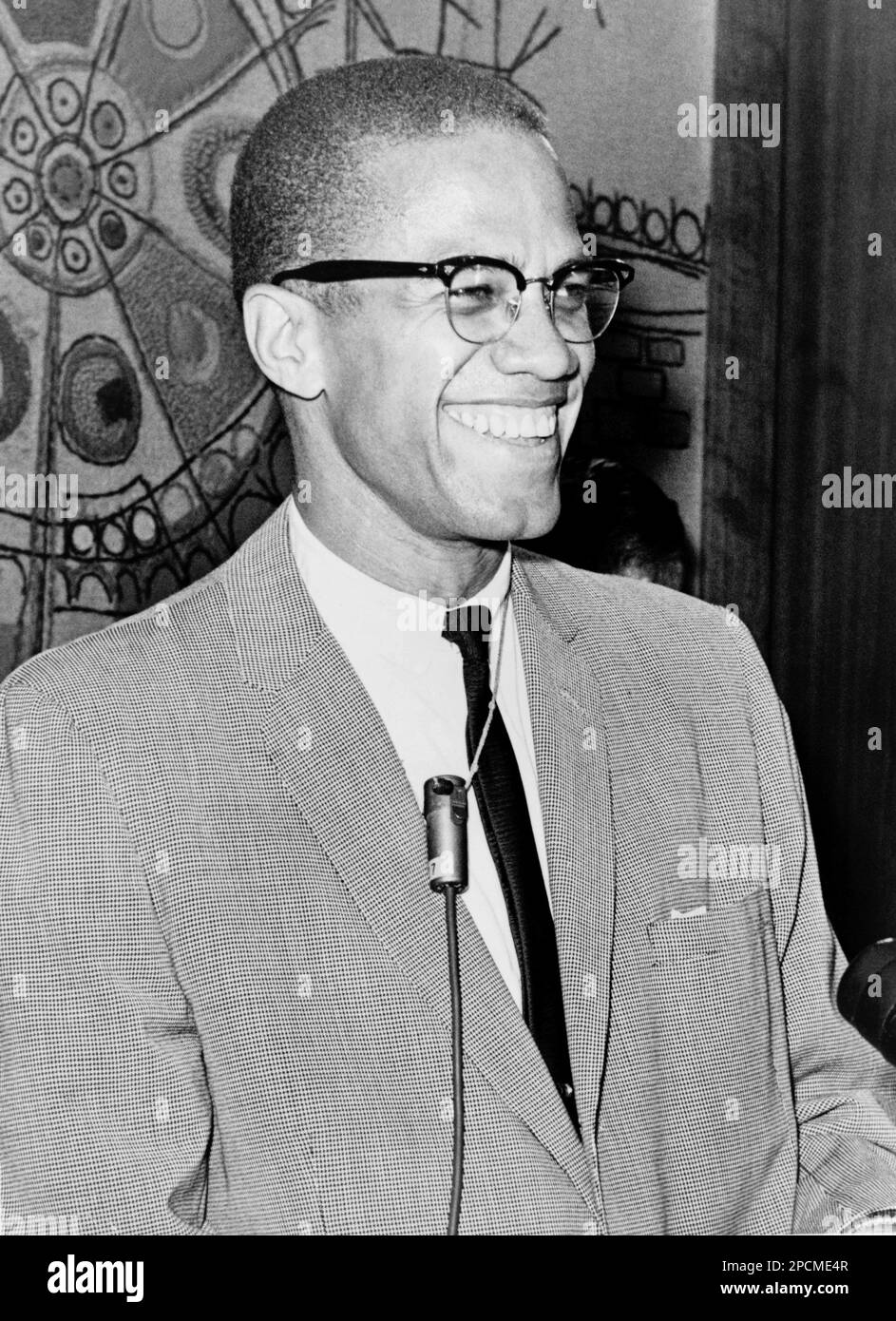 1964 , 12 march, USA: The american MALCOM X ( Malcolm Little 1925 - 1965 ) waiting for press conference to begin . Photo by Ed Ford, World Telegram staff photographer - Stati Uniti -  USA - ritratto - portrait - cravatta - tie -  collar - colletto - lens - occhiali da vista  - smile - sorriso -  DIRITTI CIVILI - CIVIL RIGHTS ---- NOT FOR ADVERTISING USE ---- NON PER USO PUBBLICITARIO --- NOT FOR GADGETS USE   ----  Archivio GBB Stock Photo