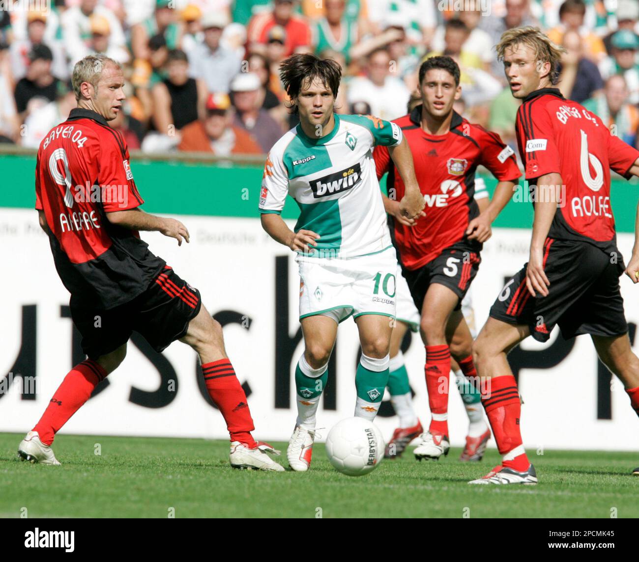 BayArena Leverkusen Germany ,15th February .2014, Football Bundesliga  Season 2013/14, matchday 21, Bayer 04 Leverkusen - Schalke 04 1:2 ---  Klaas-Jan Huntelaar (S04) shows his teeth, Leverkusens Simon Rolfes, Stefan  Kie§ling (Kiessling)