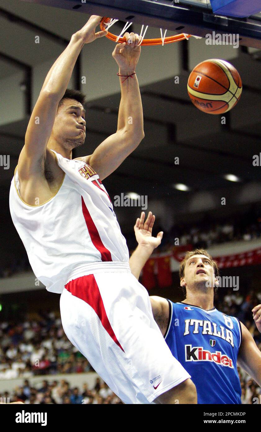 FILE--Yao Ming of the Houston Rockets practises during a training session  for the NBA China Games against the New Jersey Nets in Guangzhou city, sou  Stock Photo - Alamy