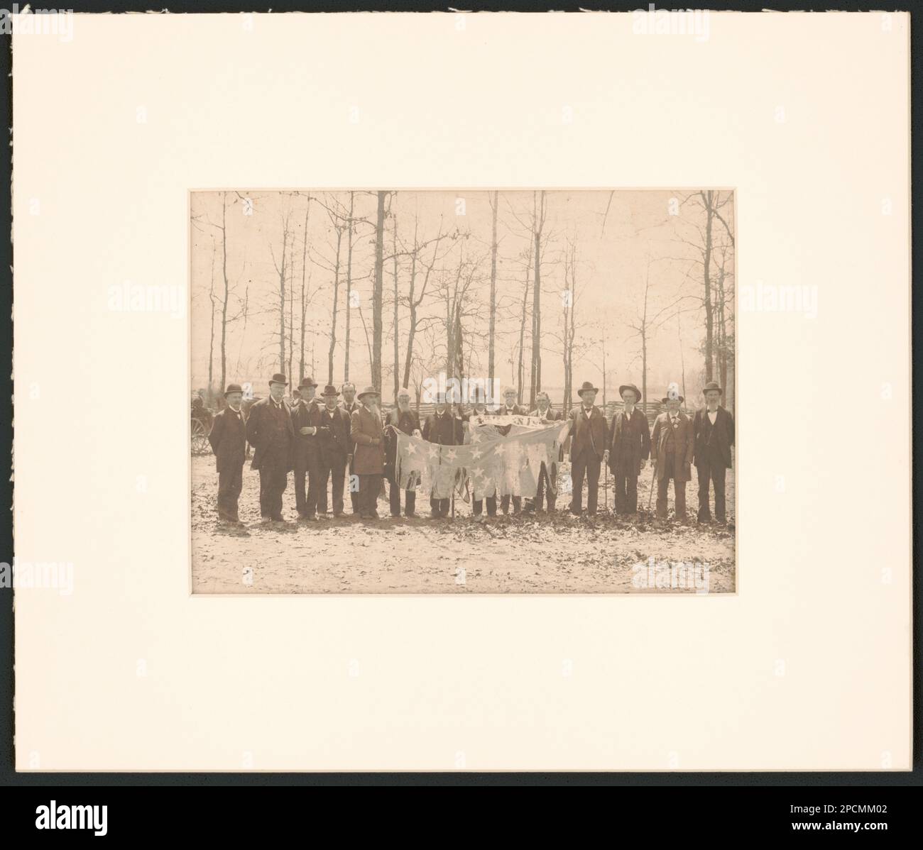 Civil War veteran Colonel Andrew J. Kellar of 4th Tennessee Infantry Regiment with unidentified soldiers from the regiment and regimental flag at Shiloh Battlefield. Liljenquist Family Collection of Civil War Photographs , pp/liljvet. Kellar, Andrew J, 1835-1907, Confederate States of America, Army, Tennessee Cavalry Regiment, 4th, People, 1900-1910, Veterans, Confederate, 1900-1910, Military standards, Confederate, 1900-1910, United States, History, Civil War, 1861-1865, Veterans, Confederate. Stock Photo