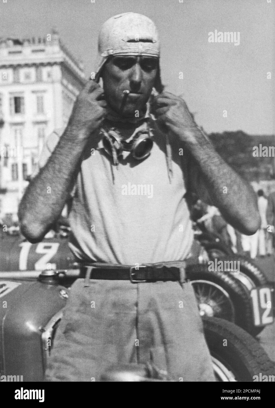 1933 ca, ITALY : Legendary Italian motorcycle and racecar driver TAZIO NUVOLARI ( 1892 - 1953 ) - SPORT - AUTOMOBILISMO - gara automobilistica - AUTOMOBILE - corsa - AUTO - CAR - HISTORY PHOTO - FOTO STORICA STORICHE - Millemiglia - automobilismo - automobile - hat - cappello   ----  Archivio GBB Stock Photo