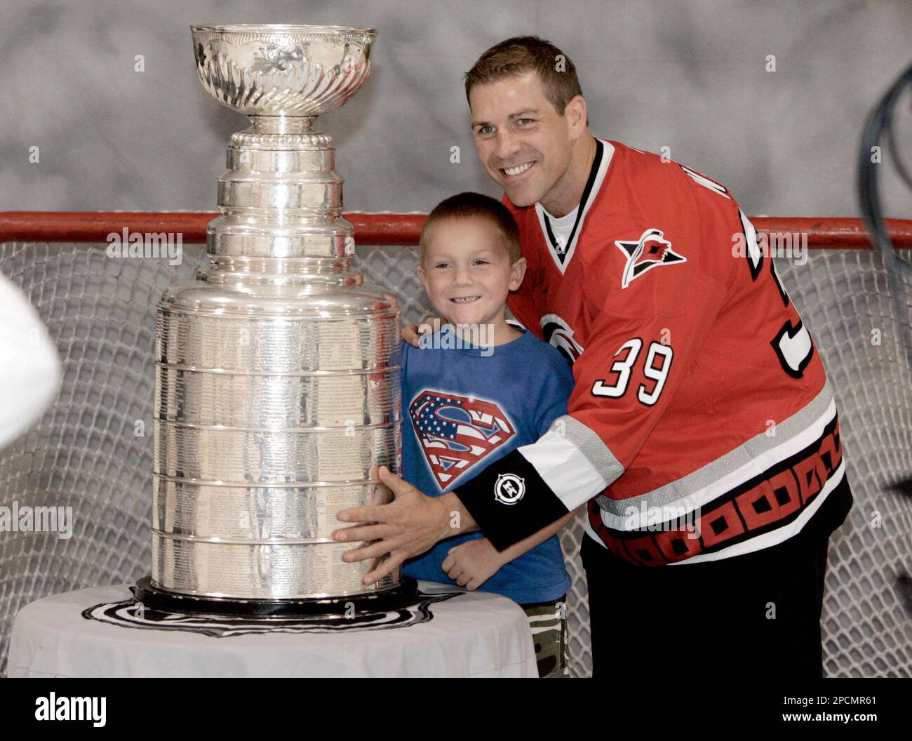 https://c8.alamy.com/comp/2PCMR61/former-carolina-hurricanes-hockey-player-doug-weight-now-on-the-roster-of-the-st-louis-blues-poses-with-the-stanley-cup-with-six-year-old-benjamin-opich-of-chesterfield-mo-thursday-aug-17-2006-in-st-louis-weight-has-rejoined-his-former-team-the-blues-after-helping-carolina-win-hockeys-stanley-cup-benjamin-is-a-member-of-the-rockets-hockey-club-in-the-minimights-division-in-st-louis-ap-photojames-a-finley-2PCMR61.jpg