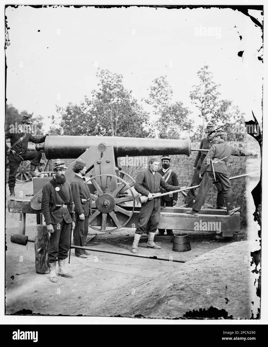 Arlington, Virginia. Big gun at Fort Woodbury. Civil war photographs