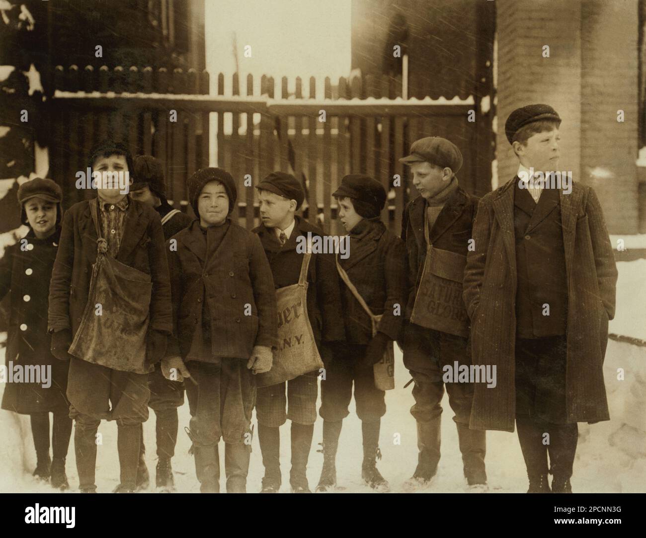 1910 , february, Utica, New York (State), USA  : Newsboys under the snow  - NEWSBOYS by LEWIS HINE ( 1874 - 1940 ) -  BAMBINI -- LAVORATORI - BAMBINO - CHILDREN WORKERS - FACTORY - CHILDHOOD - INFANZIA - LAVORO MINORILE - LAVORO - WORK - LAVORATORE - WORKER - OPERAIO -  CLASSE OPERAIA LAVORATRICE - WORKING CLASS - OPERAI - LAVORATORI - LAVORO - STATI UNITI d' AMERICA - FOTO STORICHE - HISTORY - portrait - ritratto  -  TEMPI MODERNI - MODERN TIMES  - hat - cappello - TURNO DI LAVORO - GIORNALAIO - GIORNALAI - STRILLONI - VENDITORI DI GIORNALI QUOTIDINI AMBULANTI - AMBULANTE - neve  ---  Archivi Stock Photo