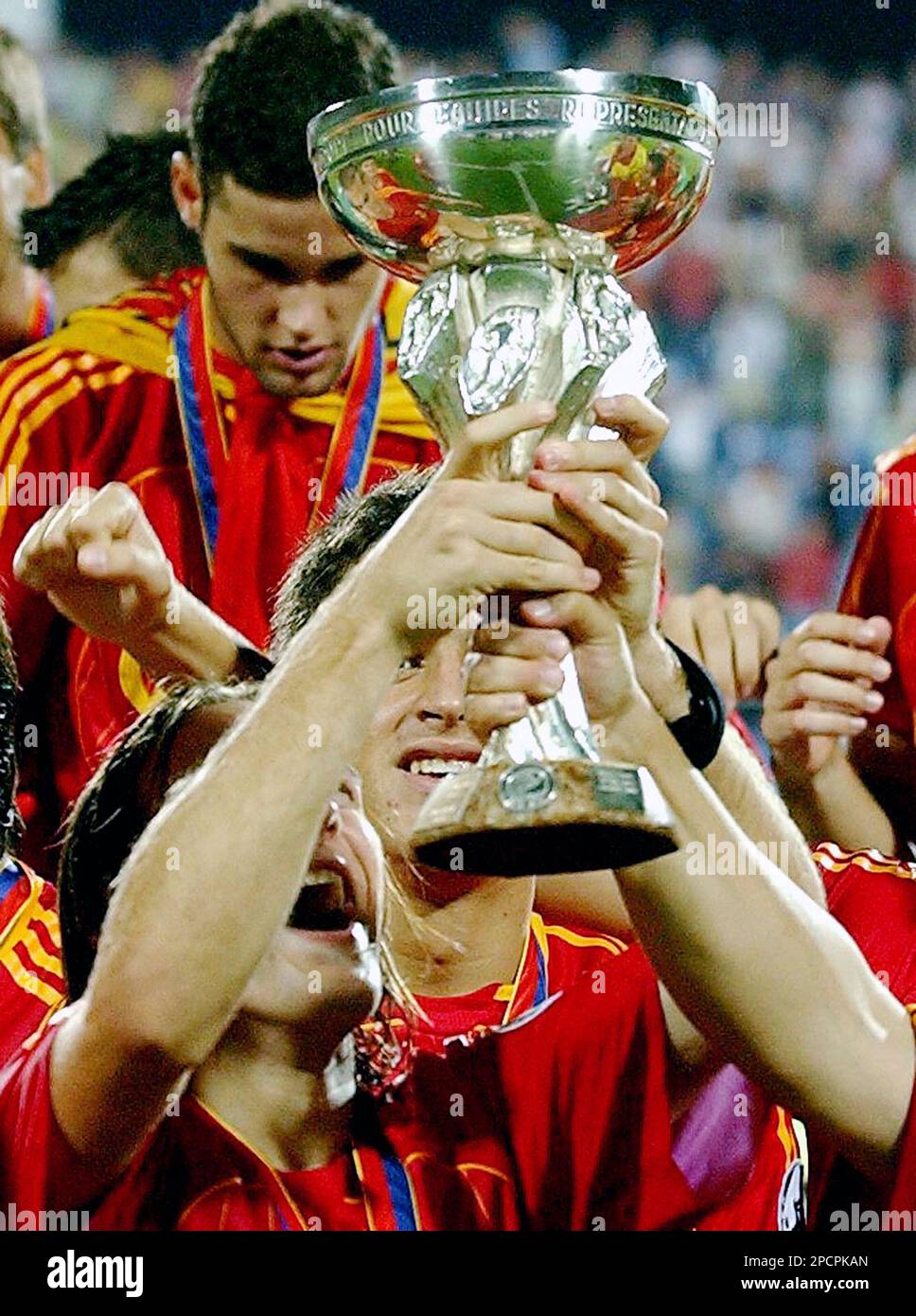 Piłkarze świętują zwycięstwo, symbolizujące emocje zakładów sportowych w 1win