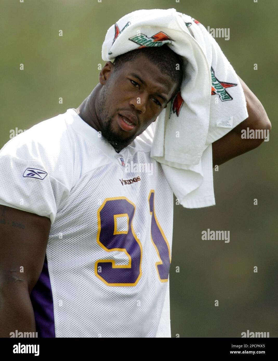 Minnesota Vikings defensive end Jared Allen (69) and Vikings rookie  offensive tackle Matt Kalil (75) shown during NFL football training camp,  Saturday, July 28, 2012, in Mankato, Minn. (AP Photo/Genevieve Ross Stock  Photo - Alamy