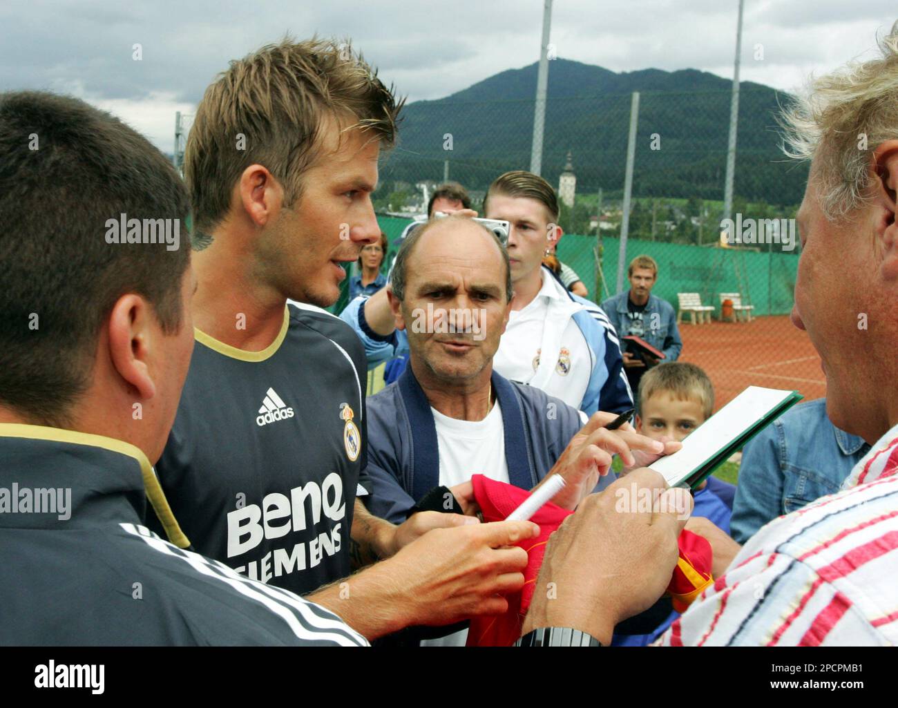 Real Madrid's David Beckham, left, signs autographs prior to a friendly soccer match between Real Madrid and the British soccer club Fulham, on Saturday, July 29, 2006, in Irdning, Austria. (AP Photo/Markus Leodolter) Stock Photo
