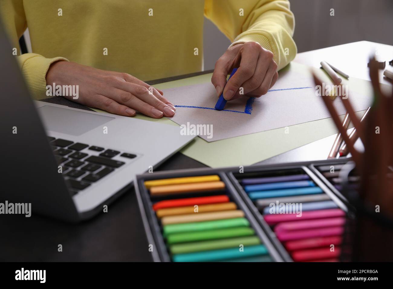 Artist drawing soft pastels hi-res stock photography and images - Alamy