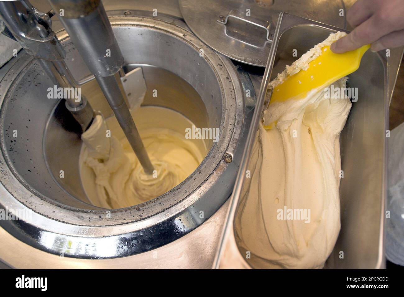 Daniele Da Forno entnimmt am Freitag, 21. Juli 2006, in seinem Eiscafe in Duesseldorf frisch zubereitetes Vanille-Eis aus einer 50 Jahre alten Eismaschine. In der ueber 90 Jahre alten Italienischen Eisdiele legt