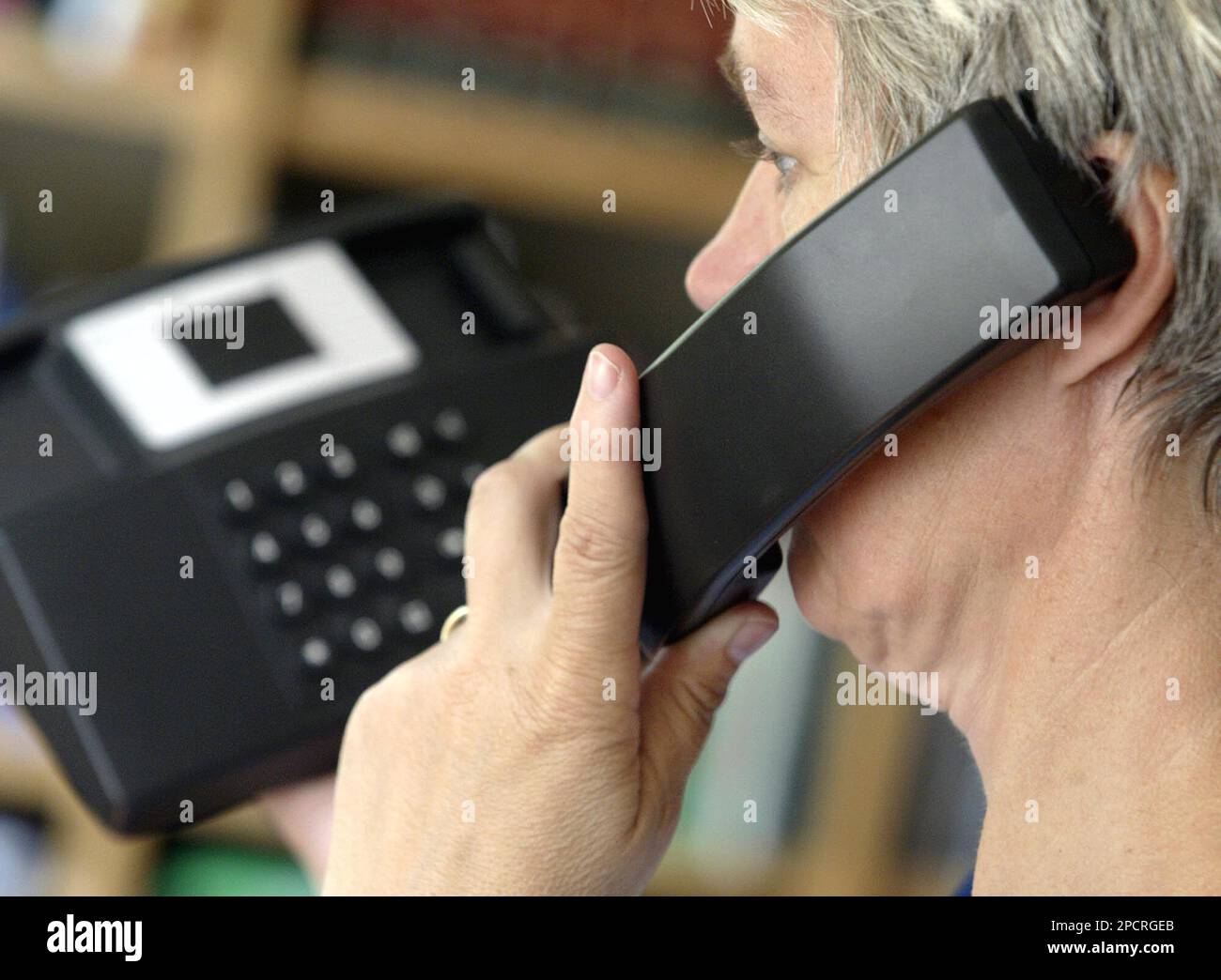 ARCHIV ** Eine Frau telefoniert in Bremen mit einem Festnetztelefon, auf  einem Illustrationsfoto vom 30. Juni 2003. Die deutsche Telekom plant nach  den Worten ihres Chefs Kai-Uwe Ricke eine "radikale Vereinfachung"