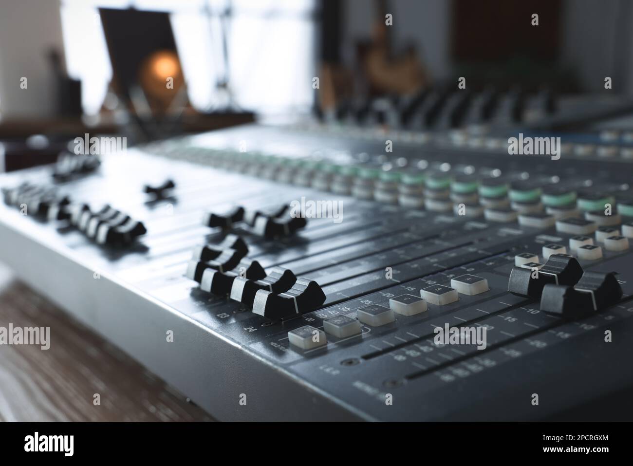 Vintage mixing console hi-res stock photography and images - Alamy