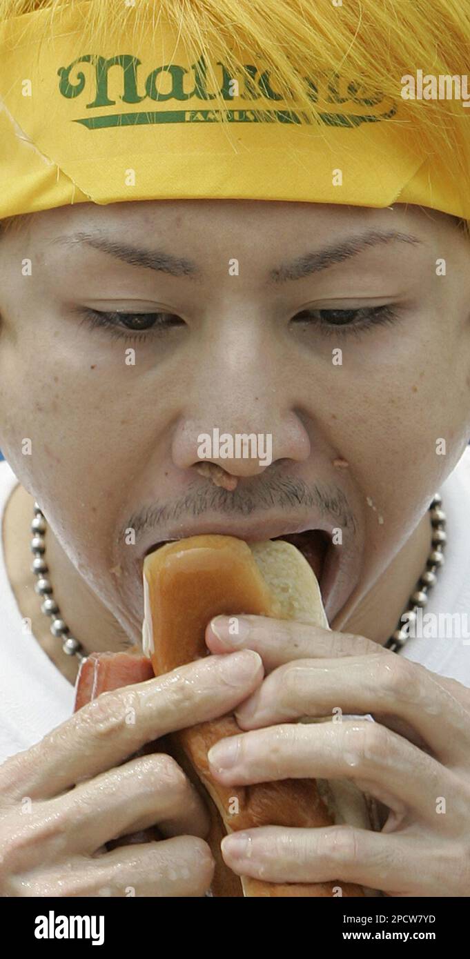 takeru-kobayashi-shoves-hot-dogs-in-his-mouth-during-nathan-s-famous