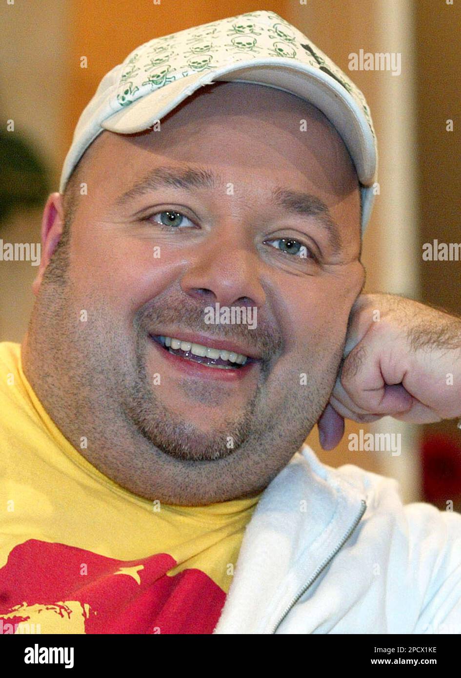 ** ARCHIV ** Der Schauspieler Dirk Bach posiert am 20. Dez. 2004 in Huerth bei Koeln fuer die