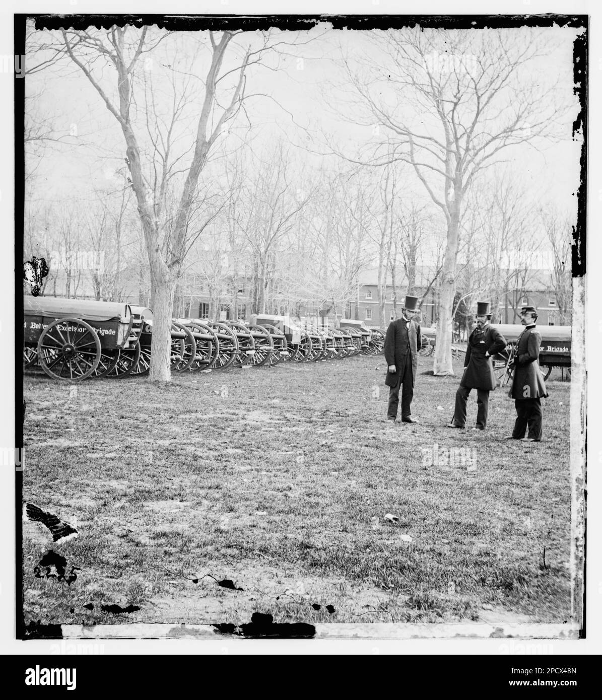 Washington, District of Columbia. Wiard gun at U.S. Arsenal. (L to R: General Daniel Sickles, N.P. Willis, H.L. Stuart). Civil war photographs, 1861-1865 . United States, History, Civil War, 1861-1865. Stock Photo