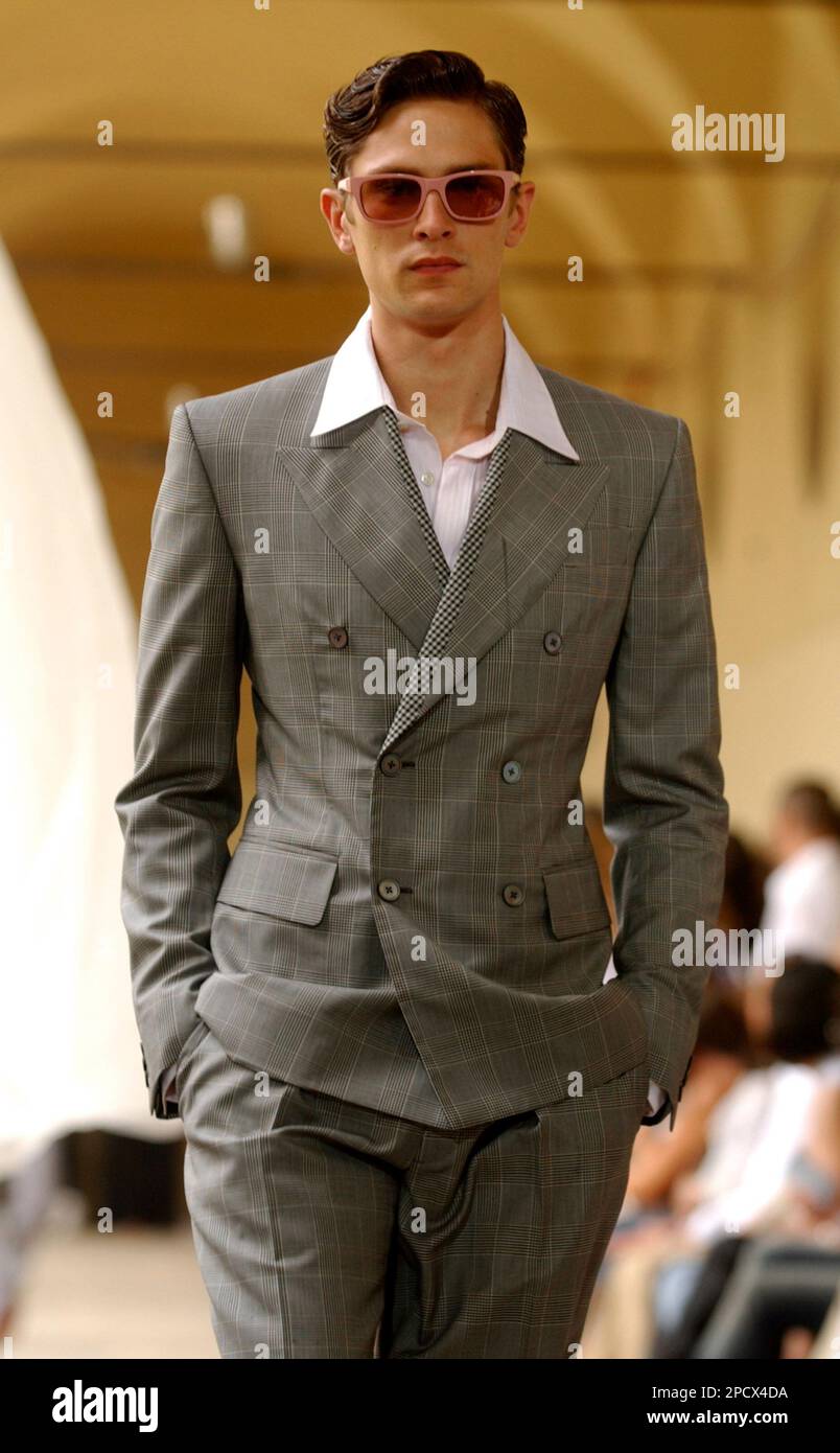 A model wears an outfit part of the Alexander McQueen Spring-Summer 2007  men's collection, unveiled in Milan, Italy, Monday, June 26, 2006. (AP  Photo/Alberto Pellaschiar Stock Photo - Alamy